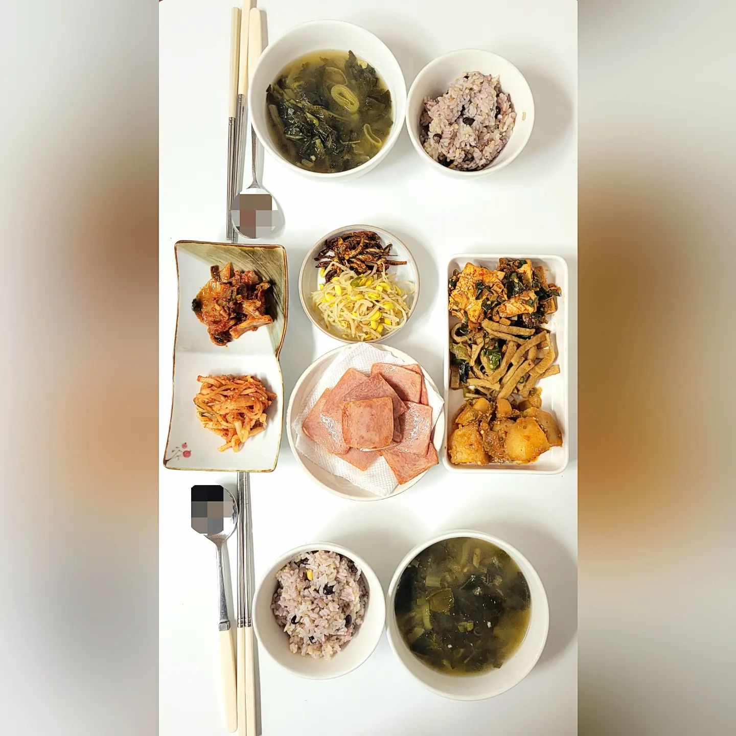 ✨️

반찬을 하나두개 하다보니 어느새 8첩반상을 차릴정도가 됐네요~
구수한 된장국에 짭쪼름한 스팸한조각 밥위에 올려먹으면
정말 맛나요~😉

감자조림 어묵볶음 두부조림
밥도둑 3형제도 함께 어우러져 
반찬만 먹어도 배부른 한 상이네요 :)

맨날 하는 반찬만 또 하는 것 같아서
인님들 피드보면서 많이 배워야겠어요~

오늘도 맛있는 하루보내세요^^

#스팸 #된장국 #두부조림 #어묵볶음 #멸치볶음 #감자조림 #콩나물무침 #사랑하는사람에게 #집밥 #집밥스타그램
#식단공유 #온더테이블 #쿡스타그램 #성취감 
#신혼일상 #신혼식탁 #신혼밥상 #신혼부부 #음식일기