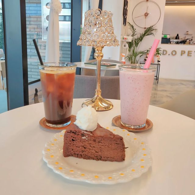 조미교 on Instagram: "애견미용과 카페를 함께 즐길 수 있는 디오앤빈에 다녀왔어요~ 케이크가 너무 먹고 싶다는 딸램땜에 갔는데 애견미용과 강아지 데이케어도 같이 하는 카페였어요 아메리