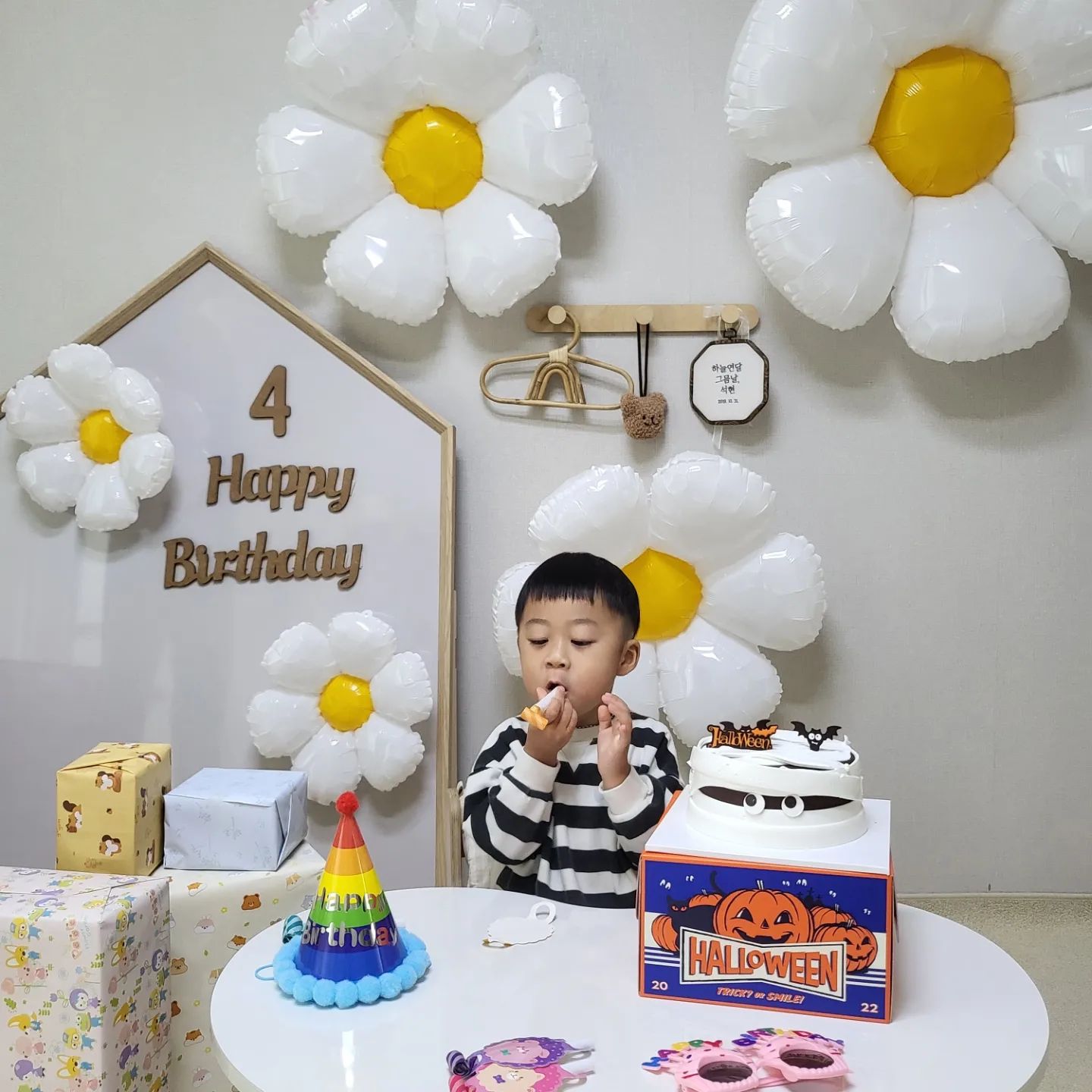 ☆Happy 3rd Birthday

오늘은 우리석현이생일!
어제 친한친구네와 함께 파티하고 오늘어린이집에서도 파티하고 하루종일기분이좋았다는석현이 계속생일하고싶다고ㅋㅋㅋ
 
우리아들,생일축하해♥️ 지금처럼 밝고건강하게 자라줘
