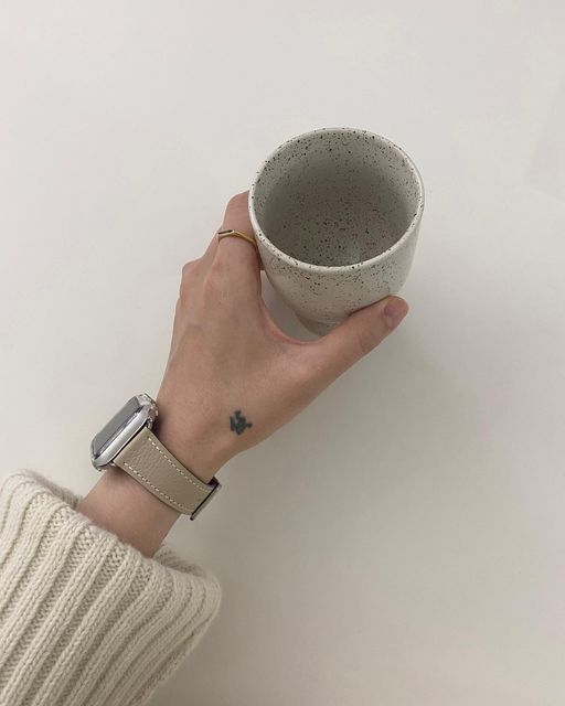 @sageyim on Instagram: "#광고 100% 수작업으로 만들어진 스트랩 가볍고, 견고하고, 편안한 착용감 컬러까지 딱 내꺼🤍"