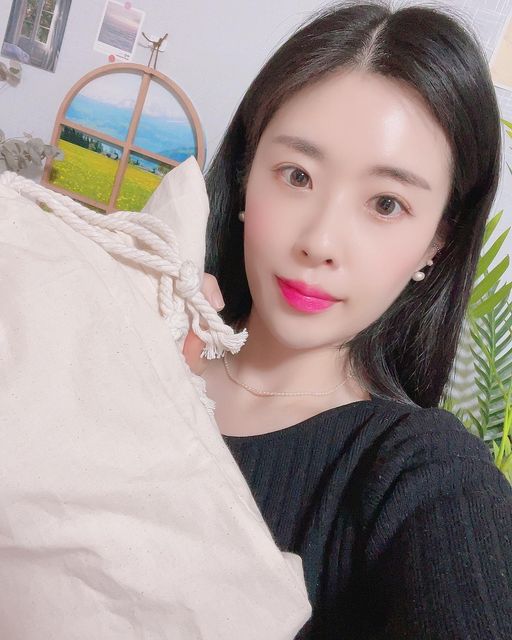 @huyni_ggini on Instagram: "#광고#이불파우치#큰파우치#대형파우치#이불정리파우치#더스트백#대형더스트백#이불정리더스트백#대형가방보관#이불보관팩#조리개주머니#옷보관팩#가방보관팩#가방보관파우치#이불보관팩#옷보관파우치#큰더스트백#옷보관더스트백#가방보관더스트백#이불정리#마시크스토어

MA-CHIC[마시크] 이불파우치 큰 광목 더스트백 캠핑주머니 튼튼한 고급 수제 파우치❤️
 여름 이불 겨울이불 보관하기 힘드시자나요 
그냥 이불만 장에 넣어두기 그랬는데 이불 보관파우치가 있으니 너무 좋은거 같아요 ^^
자체 생산에 꼼꼼한 바느질과 품질검수를 거쳐 오랜기간 사용 가능한 믿을수 있는 프리미엄 더스트백인거 같아요 💛
주문 제작 방식으로 자체 생산에 저가형 공장생산 제품이 아니라는 점🫰🏻
끈선택 가능해요 ~ 직조화이트 /네추럴꽈베기 사이즈선택 가능하고 배송메시지에 [라벨삭제] 요청 시, 라벨 삭제하면 되고 
상품/주문/기타/대량주문/인쇄작업 문의는 네이버톡톡해주시면 빠른 상의 도와주세요 ~ 
부드럽고 네추럴한 원단에 흡수성과통기성이 좋고 파우치의 모양도 잘 살린거 같아요 👍🏻
깔끔한 입구 조이개 디자인에 튼튼한 조리개끈과 깔끔하고 내구성까지 💗
사이즈도 넓어서 두꺼운 이불 넣고도 남아요 이불과 베개도 깔끔하게 넣을수 있어서 좋아요
이불 파우치로 추천드려요 ❤️

 @machic_official"