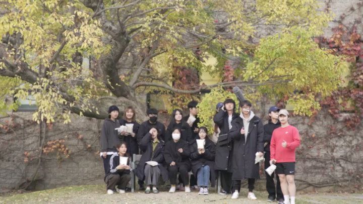 어쩌다보니 1년이란 시간이 지나고 간만에 연출을 했습니다.
지나가다, 쉬는 시간에, 공강에 와주신 모든 분들 감사합니다. 
덕분에 즐거웠습니다🧡

☔️<여름비가 흐르고 난 뒤에> 프로덕션 끝☔️