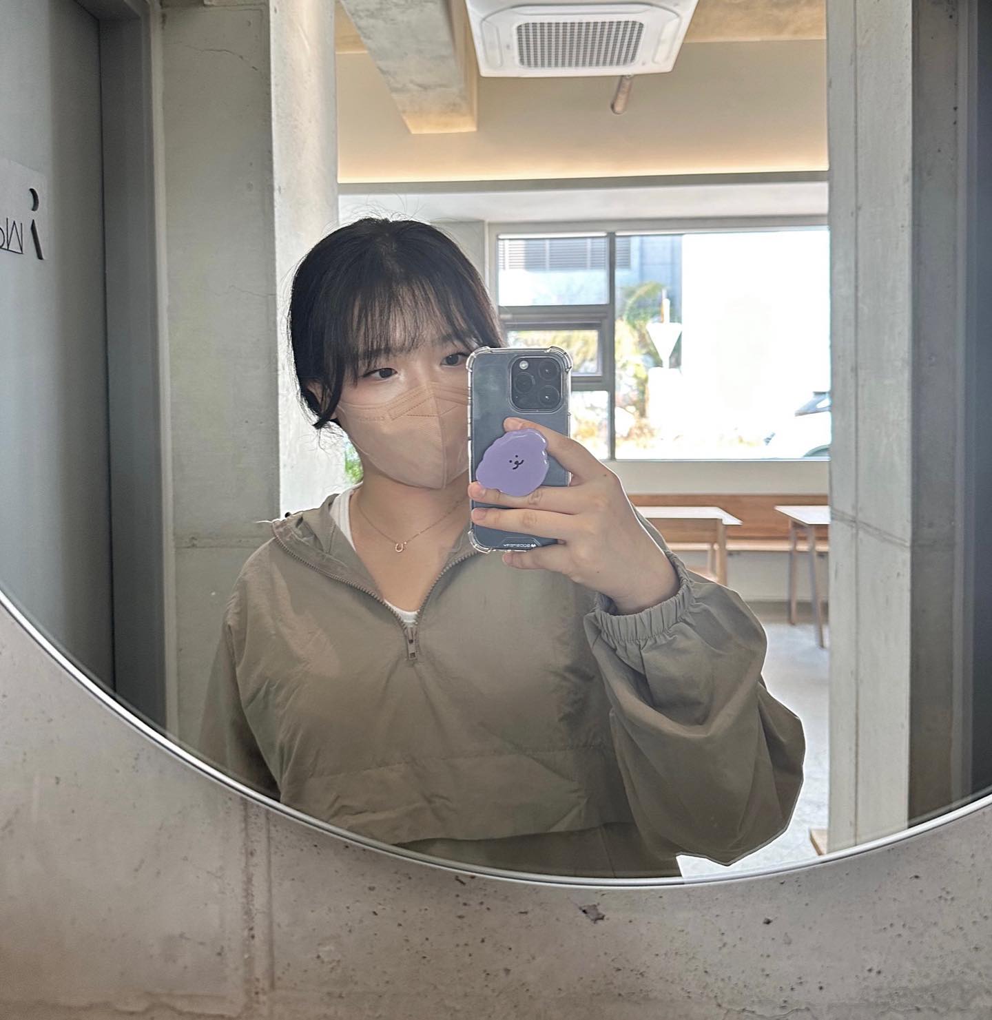 얼마전에 길에서 쪼그만 꼬꼬마가 낙엽을 한아름 주워가는 걸 봤다. 그러더니 어디론가 전화를 걸어 “엄마! 내가 엄마 주려고 가을 주웠어! 가지고 갈게! 사랑해!”라고 끊더라. 나이랑 상관없이 좋은 걸 보면 나누고 싶은게 사랑이고 사람인 모양.
-
요즘 하늘은 유난히 높고 예쁘며, 곳곳의 단풍이며 낙엽이며 그건 그대로 예뻤다. 하늘이 이뻐서 사진을 찍어 보냈는데, 그곳의 단풍이 이쁘다며 내게 전화를 건 엄마가 너무나 감사했다. 사랑받고 있고, 사랑할 수 있음에 늘 감사해야지.