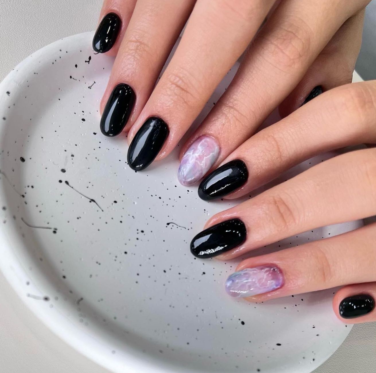 new nail💅
.
.
.
.
.
.
.
.
#네일 #네일아트 #블랙네일 #유광 #nail #nailart #06공스타그램 #연장 #포인트네일 #마블네일 #마블네일아트