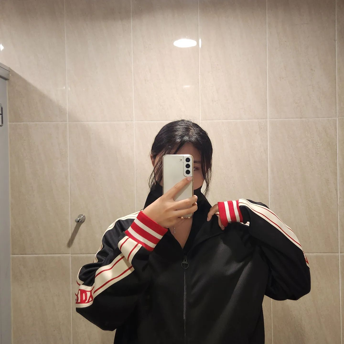 널디 22 F/W 신상 🤍 🖤
#
#
#
#
#
#
#널디 #광고 #널디트레이닝복 
#패션 #데일리룩 #무채색 #무채색코디 #일상코디#카페 #셀피
