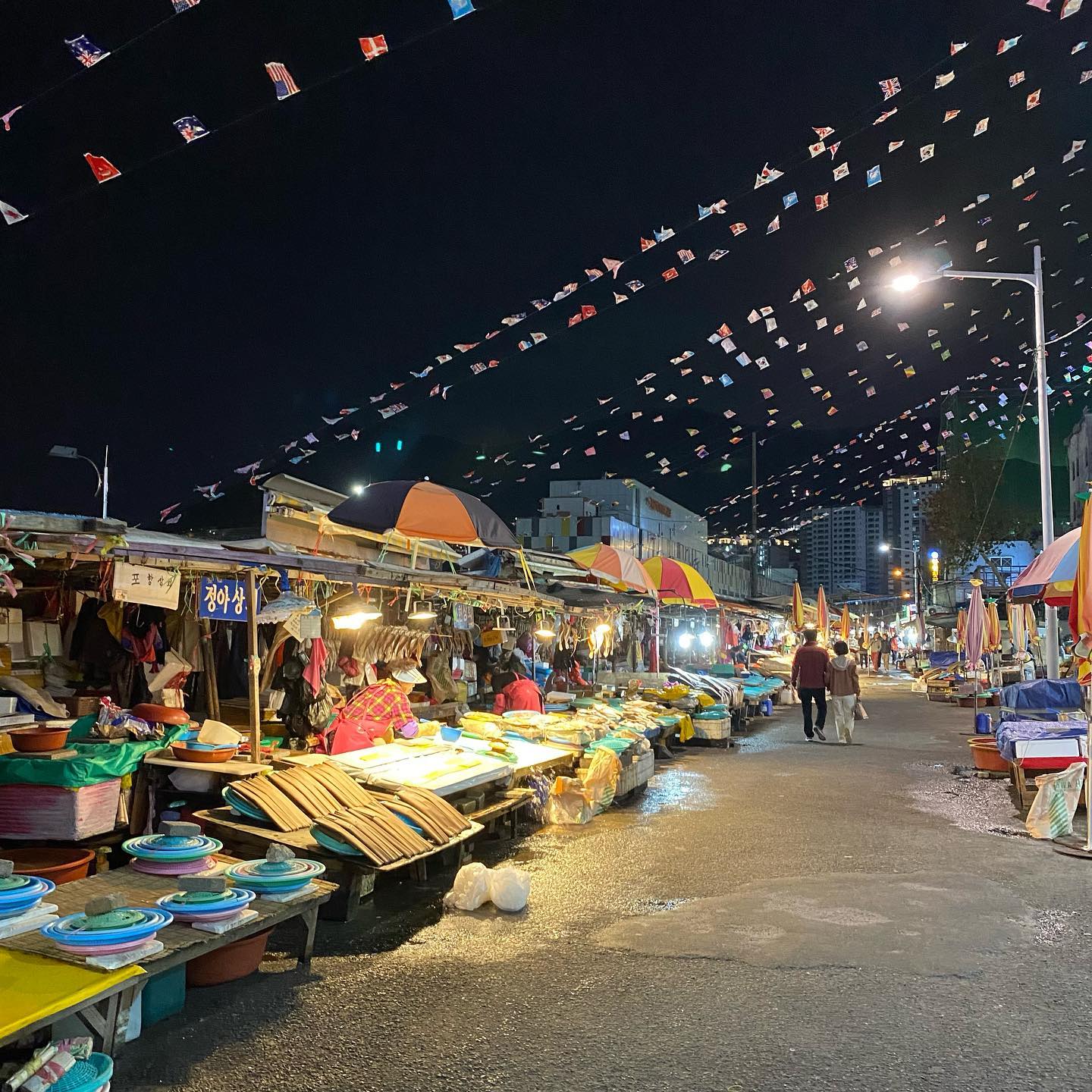 *
자갈치 시장에서 꼼장어에 소주 한잔하고 숙소 가는 길

🌃🌉🌠🚶‍♀️