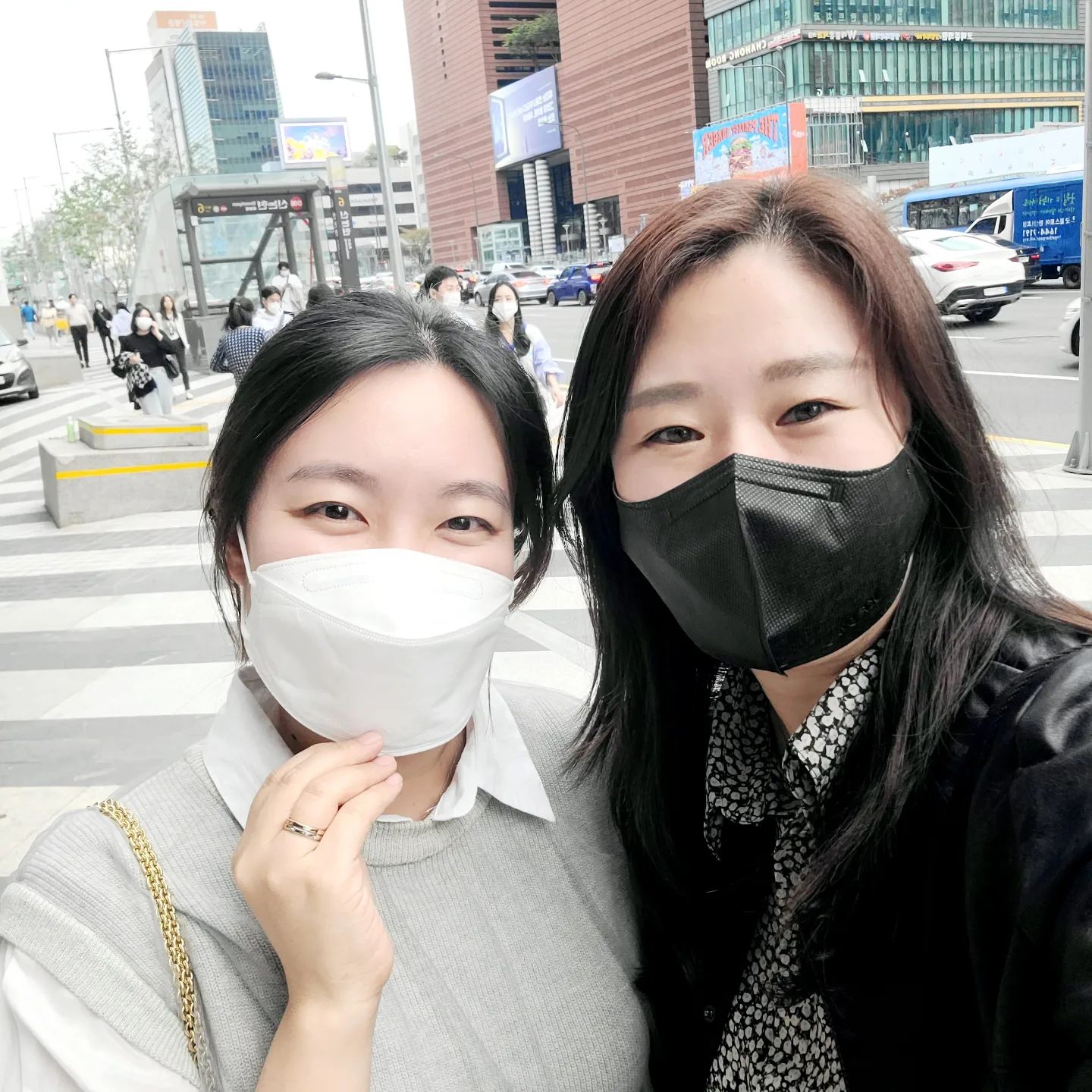 #10월15일#지난기록

이밤에 사진첩보다

지난달 미진이 만난 사진이~~😊

몇년만에 만난건지 기억도 안나는데

살만 조금쪘지😂변한거 없는 서로의 모습에 놀라고

처음 미진이 호텔에서 만났을때가 미진이

 나이23살이였나? 아직도 내눈엔 미진이는 23살~^^

호텔에서 끝까지 함께하고 싶었는데

나의 긴 출산휴가 동안 고생 엄청한 미진이~~

언니가 지켜주지 못해 미안했어 ㅜㅜ

좋은선배이자 언니가 되고 싶었는데.. 그래도

이렇게 만나 지난추억 얘기하니 기억이 새록새록😚

이날 화장실앞에 앉은게 운명인듯

난 계속 화장실에 들락날락 

오랫만에 만나서 추태를😭부리며

 또한번 잊지못할  기억을🤣

이날 우리 만난뒤에 카톡도 먹통되서 난리 났었는데

잊을수없는 2022년10월15일~💕 우리만난날~👭

#추억소환#만남#후배#동생#10월#추억만들기💕
#추억#우리의20대시절
#호텔리어#급만남#일상기록그램
#또만나자
