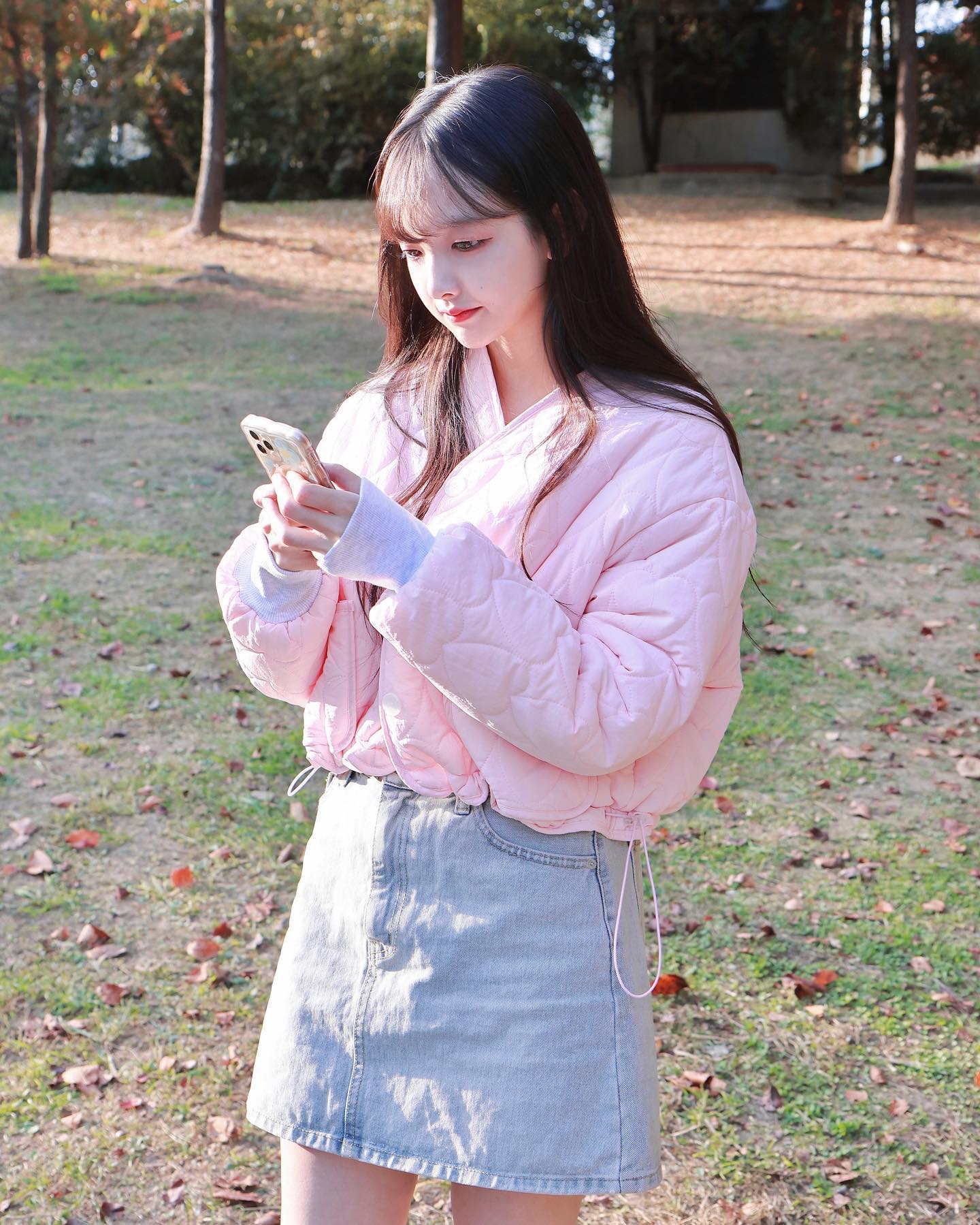 사진 잘 찍었나 확인하고 있을 때 스냅사진처럼 남겨준 컷 

하트 누빔 패딩 오늘 업뎃 돼용🤭