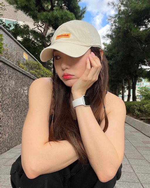 ☀️날씬 '◡'✿   Glowup | Beauty | Fashion on Instagram: "#광고
뿌염이 시급할 땐
모자로 덮어버리기🎩

Kodak 로고 넘 귀여워버리자낭💛

핫한 브랜드와 협찬이 가능한 레뷰셀렉트에서
제공 받았어요.

#레뷰셀렉트 #revuselect #브릭피드"