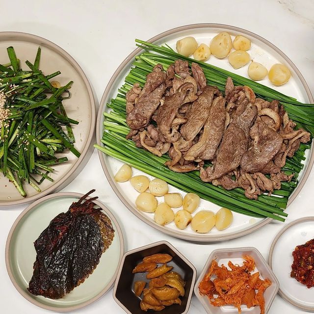 😋맛자랑 Mat_Jarang on Instagram: "오늘의 맛자랑은 생오리구이🤟
#협찬 으로 받았지만 진심을 담아 작성하는 피드입니다🤗

오구푸드 오리고기 드셔보셨나요?? 전 사실 오리고기는 고기냄새(제 착각일지도..)라고 하나요? 그 특유의 향때문에 훈제아니면 빨간 양념된 것만 먹었거든요

그래도 워낙 후기도 좋고 당일도축 신선한 오리를 보내주신다고하니 한번 바로 생으로 구워보고  만약 냄새가나면 소스를 왕창 찍어먹어야겠다 했어요😅

📣 정말 딱 허브솔트 + 다진마늘로 밑간만하고 구워서 한입 먹었는데... 오리치고 냄새가 안나는게 아니고 정말 냄새가 안나는거에요! 😋 정말.. 난 여태 어떤 오리고길 먹었던 걸까요?? 

오리고기 기름은 수용성 기름이라 건강하다고들하니까 쫄깃쫄깃 껍질까지 몽땅 부추무침이랑 먹고, 쌈싸먹고, 청어알젓이랑 먹고.. 살짝 기름진것 같으면 스파클린와인 🥂

와 진짜 오구푸드 가격도 양도 미친것같아요..
그래서 양가 부모님께도 보내드렸어요🤭 신선한 오리로 몸보신하시라구요😆

📍 500g 안심 생 오리로스 슬라이스 7500원
🏠 오구푸드 @59__food

#맛자랑 #오리구이 #생오리로스 #오구푸드 #오리로몸보신 #잡내안나는오리고기"