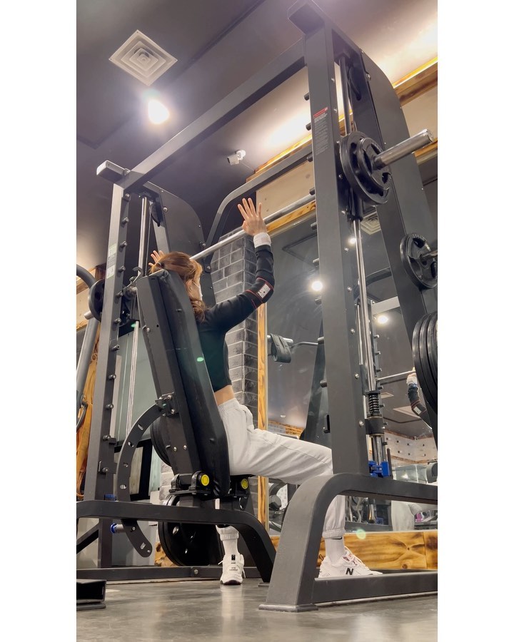 시네리 한달 반만에 웨이트 영상 들고옴🫣
영상 꽉꽉 10개 다 채워서 왔어요오🫶
오늘 새벽에 눈 떴다가 다시 자버려서 새벽웨이트 못했지만, 
내일은 꼭 성공해야지‼️
추워지니까 다들 따뜻하게 입고 다녀요🥶
.
#스미스머신밀리터리프레스 15kg
#덤벨숄더프레스 10kg
#숄더프레스 머신 13.6kg
#사이드레터럴레이즈 케이블 원암5kg
#사레레 3kg
#프론트레터럴레이즈 5kg
#인클라인벤치프레스 30kg 5*5
#벤치프레스 덤벨10kg
#펙덱플라이 13.6kg
.
.
.
.
.
.
#어깨운동 #가슴운동 #웨이트 #헬스 #헬스타그램 #운동 #짐웨어 #운동복 #다이어트 #바디체크 #유지어터 #헬린이 #헬스장 #운동하는여자 #건강 #직장인 #운동기록 #소통 #좋아요