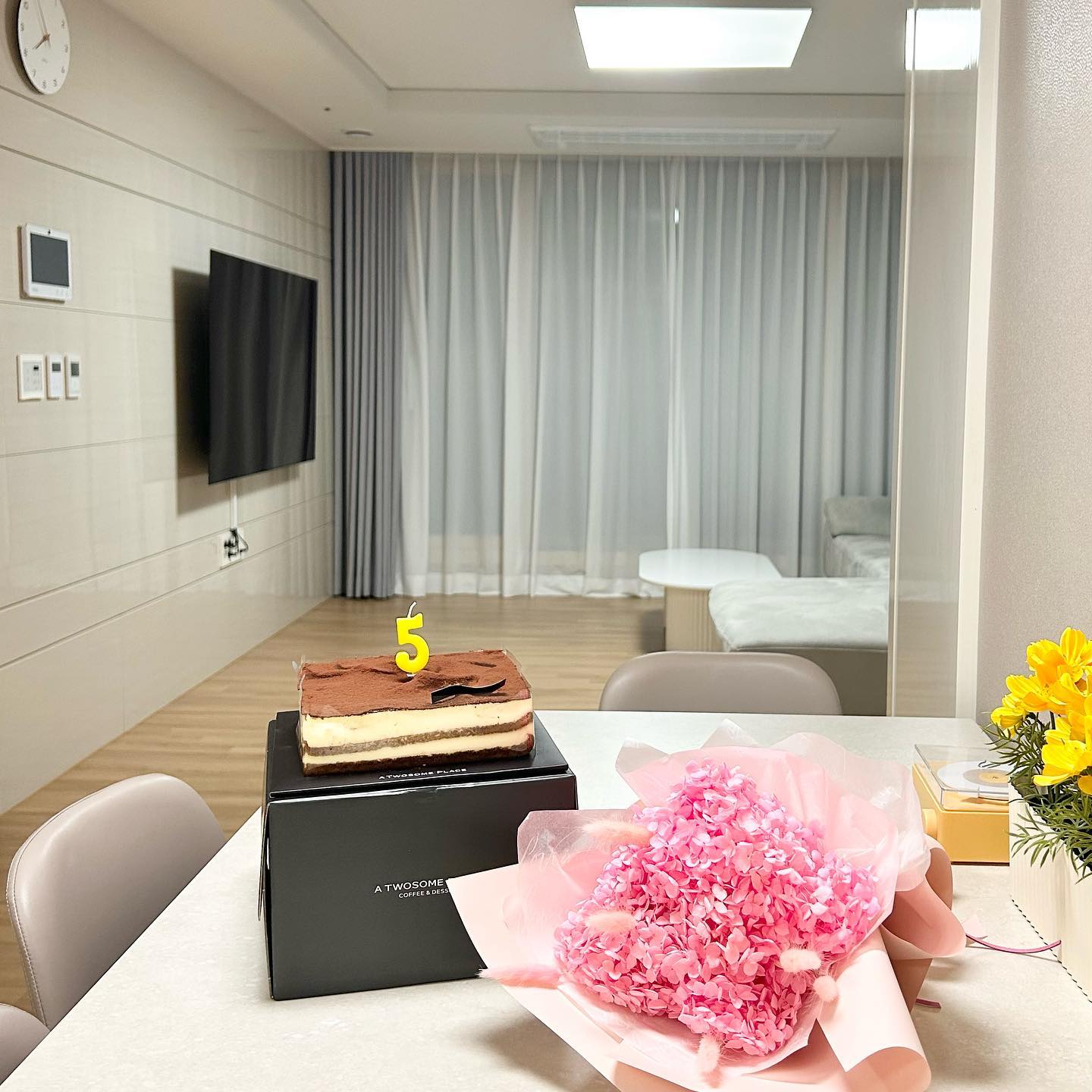 퇴사 기념 & 사귄지 5주년이 되는 날💛

주말부부 청산하기 위한 첫 스텝으로 퇴사했어요!! 도비 이즈 프리😆😆 퇴사하고 일주일 동안 쉴겸 신혼집 왔는데 남편이 케이크랑 꽃을 준비해줬네요🥰
그리고 퇴사한 날이 저희가 사귄지 5주년이 되는 날이기도 했어요! 결혼기념일이랑 6개월 차이 나니깐 일년에 두번 우리만의 시간을 가지는 것도 나쁘지 않더라구요ㅎㅎ

한 주의 반이 벌써 지나가네요
남은 일주일도 화이팅합시다!!!!

#신혼#신혼집#신혼부부#결혼#기념일#신혼집인테리어#홈인테리어#신혼집꾸미기