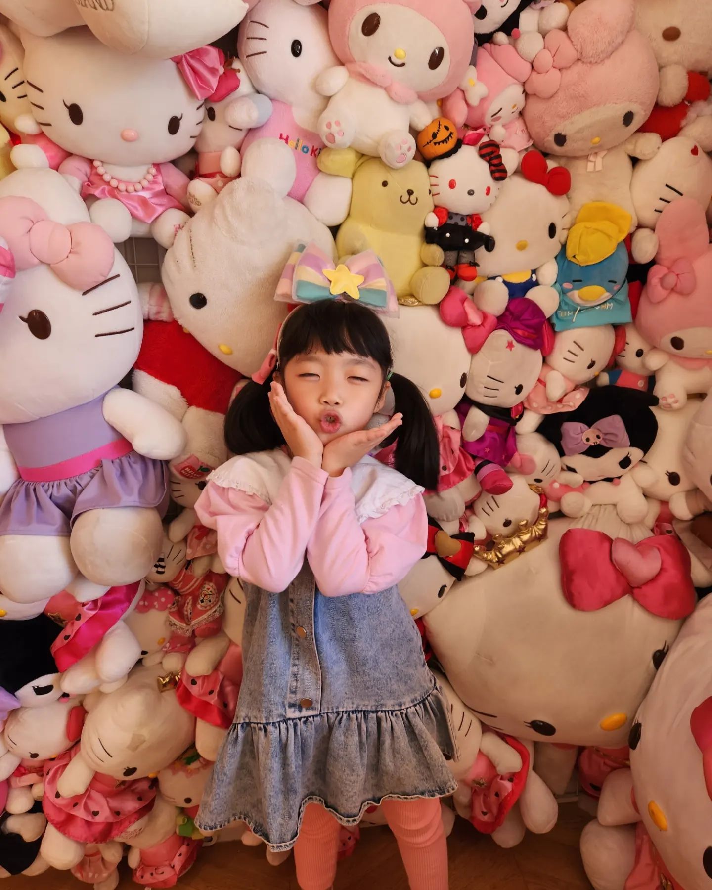 딸과 홍대데이트
그리 가고 싶다던 홍대 #산리오러버스클럽
니가 좋다면 나도 좋다~~
하지만 정품이라 소품이 비싸다ㅜㅜ

시나모롤 라떼와 소다음료!
예약은힘들지만 가보니 아이들 좋아할만하네 
.
#딸과데이트 #산리오러버스클럽 #산리오카페 #7세 #시나모롤 #일상 #딸스타그램 #아들미안ㅋ #쿠로미케이크 사왔어