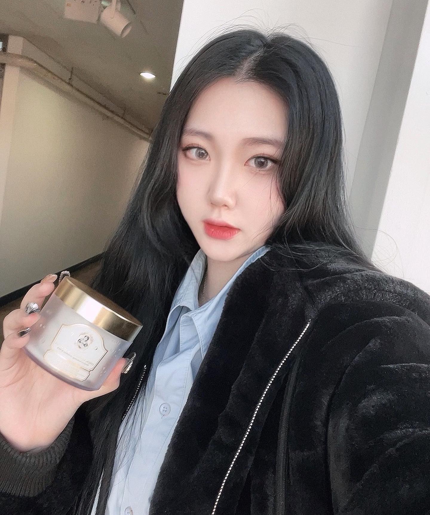 #협찬 #광고 challansdeparis 
요즘 매일매일 쓰고 자는 리프팅 패드인데 정말 너무 좋다 ✨패키지도 너무 고급지고 패드 앞뒷면이  다른 원단으로 구성되어있어서 여러 방면으로도 활용할수있는게 정말 제일 좋은 장점 😌 한통 다쓰면 내돈으로 재구매할 의사 100,, 물광피부 만들고싶으면 샬랑드파리 제품 추천드려요 ✨🤍
.
.
#협찬 #샬랑드파리 #샬랑드파리패드 #패드추천 #리프팅 #리프팅케어 #탄력케어 #리프팅패드 #눈가주름 #팔자주름 #주름개선