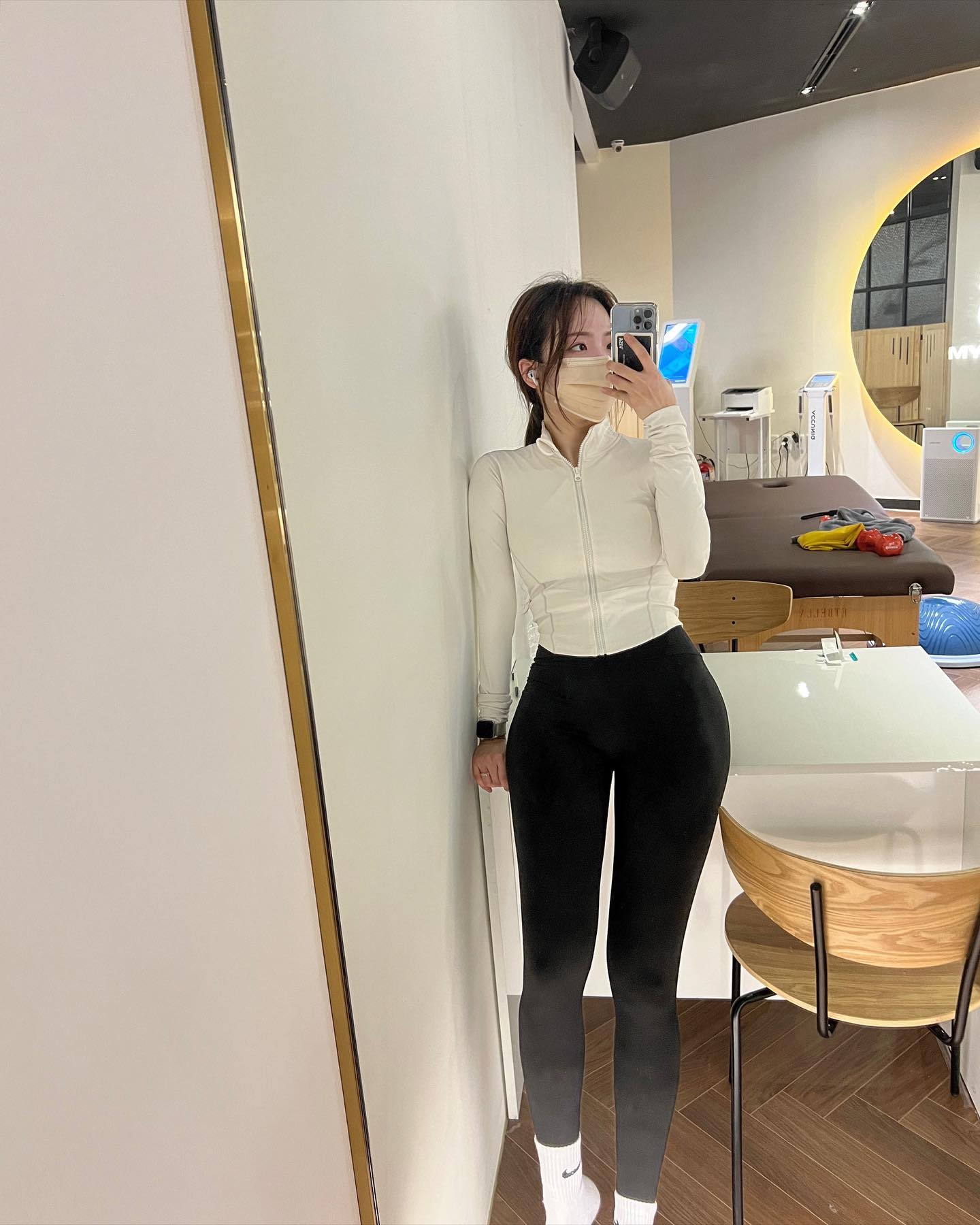 #협찬
요즘 다시 살이 쪄서 꽉 조이는 레깅스 입기가 두려워졌어요.. 웨이트 할 여력도 없는데 운동복까지 스트레스를 주는게 싫어서 찾은 마른파이브 스무브 하이웨스트 레깅스 !
하이웨스트 중에서도 높은 편이라 크롭 기장 상의랑 매치해도 부담스럽지 않아서 좋고, 운동 끝나고 집에가서 샤워하는데 옷 갈아입지 않아도 부담스럽지 않아 인앤아웃 룩으로 딱이라눈

#레깅스 #여자레깅스 #기모레깅스 #등산레깅스 #요가레깅스 #레깅스코디 #레깅스스타킹 #여성레깅스 #레깅스브랜드 #레깅스패션