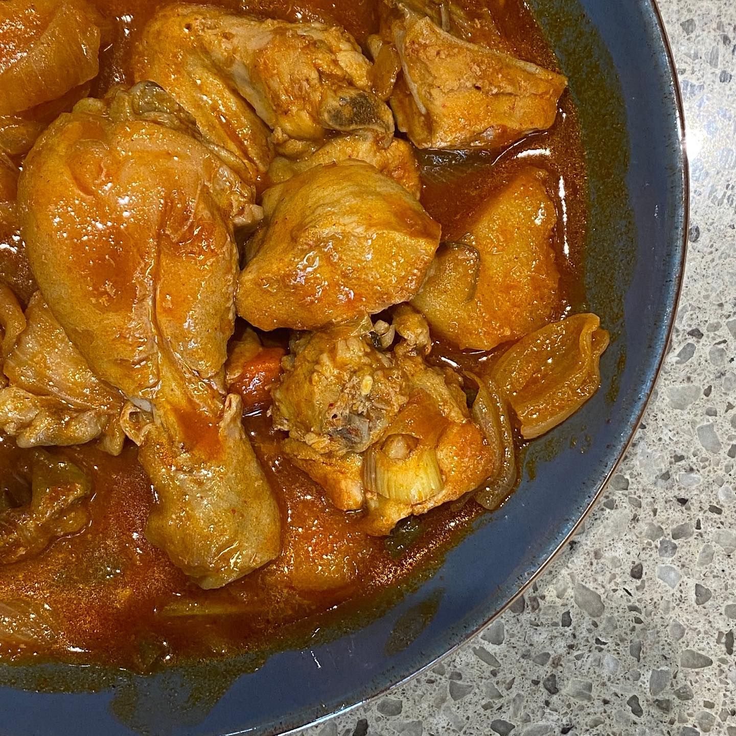 #협찬
엄마표 닭볶음탕
혼자서 닭볶음탕 맛있게 해먹을 수 있지만
역시나 평생 먹어왔던 엄마표 닭볶음탕은 
고향의 맛

이번에 사용한 닭은 도계한지 24시간이  지나지 않은 신선한 닭이 특징
대형마트에서 사오던 닭과 비교하면 훨신 뽀얗고, 뜯자말자 느껴지는 닭의 향에서 꾸릿한 향이 없는 것이 포인트

좋은 식재료와 엄마의 손맛이 합쳐치면 자식에겐 무엇보다 최고의 밥상인듯

신선한 닭 찾는다면 적극 추천
hangangfood_official 

#협찬 #한강식품 #갓잡은닭 #갓잡은닭볶음탕 #쿠팡로켓프레시 #동물복지형닭고기 #무항생제닭고기 #닭볶음탕레시피 #찜닭레시피