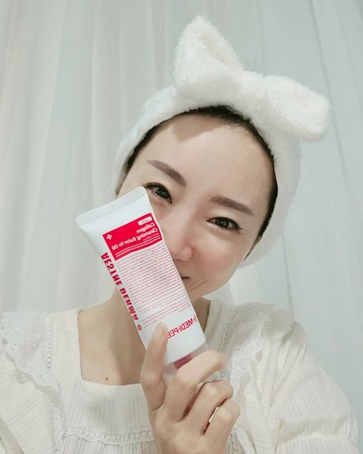 미교씨 on Instagram: "#협찬 #메디필클렌징밤
블랙헤드! 짜지말고 짜밤!

세상에서 제일 귀찮은 일
그거슨 바로 클렌징!!

지금이야 속눈썹연장을 하고 있어서
아이메이크업을 거의 안하다시피 하지만

아이라이너,섀도우,마스카라,언더라이너
애교살 반짝이까지..

거기다 모공과 잔주름에 잔뜩 끼는 
파운데이션,팩트,쿠션,파우더..기타등등

가장 개운하게 클렌징하는건
오일이었는데요..

이거이..양조절 실패하면 뚝뚝 떨어지고
목을 타고 흘러내리고 난리 난리ㅠ

하지만

레드 락토 콜라겐 클렌징 밤과 함께라면
아주 아주 편하게 올인원 클렌징이 가능해요

일명 짜서쓰는 클렌징 밤 "짜밤"

쭉 짜서 피부에 올려주고 부드럽게 롤링해주면
살살 녹아서 색조와 아이라이너를 한방에!

블랙헤드,화이트헤드,각질까지 녹여줘요

1회 사용 후 
모공속 노폐물 딥클렌징 효과 99%

모공 특허성분으로
늘어난 모공을 타이트닝하고
과잉피지를 케어해줘요

원래는 빡쎄게 아이메이크업을 하고
클렌징 비교 영상을 찍어야하는데
속눈썹연장을 하고 있어서

양쪽 볼에 워터프루프 아이라이너와
언더라이너로 그리고 촬영했어요

화장실 조명이 쎄서 영상에 제대로 안잡혔는데
양쪽 얼굴이 달라요~

나만 느끼는거니?ㅎㅎㅎ 

77% 자연 유래 성분 베이스로 
겨울철 기온이 낮아지면  딱딱하게
응고될 수 있어요~ 이럴땐 따뜻한 물에
살짝 담궈주면 쭉 짜서 쓸 수 있어요^^

올리브영에서 한달간  할인 행사가로
만나보실 수 있어요 gogogo
달리세요~~

좋은건 같이 써야쥬~~
@medipeel.official
 

#메디필 #메디필짜밤 #메디필레드락토콜라겐 #올리브영클렌징밤 #모태아기모공클렌징밤 #모공축소클렌징밤 #올리브영추천템 #모공관리 #올리브영 #클렌징추천"