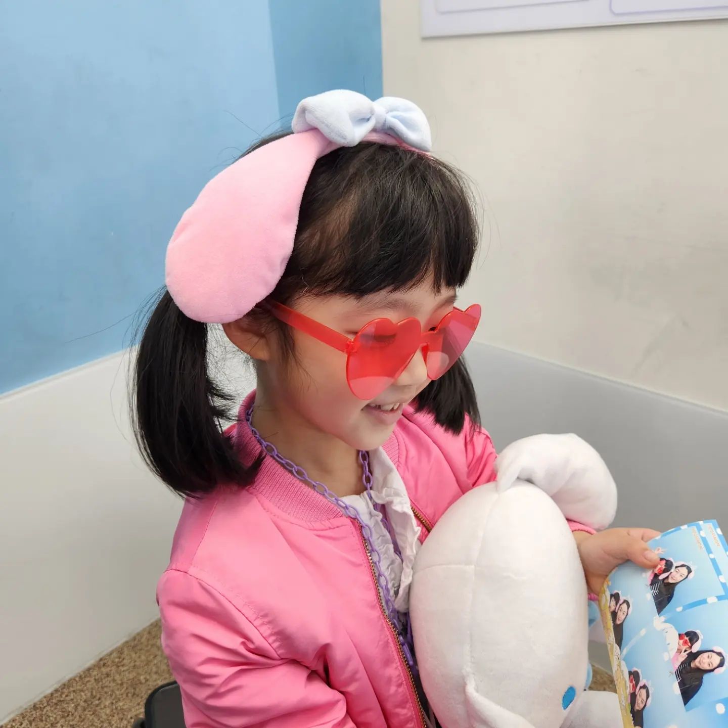 딸과 인생네컷!
오빠 찍은거보고 딸아이 자기도 찍으러가고 싶다고~~ 나때 스티커사진이랑 비슷한데 소품이 많네ㅋㅋ산리오악세사리 많아서 이것저것 써보고 인형도 안고 다니고~~

선글은 꼭 써야한다며 색깔별로!
처음이라 어색어색ㅜㅜ
다음엔 더 잘 찍을까?ㅋ
.
#인생네컷 #7세 #아이와데이트 #다음에는가족다같이 #아들도함께 #어색 #새로운건어렵드라ㅋ #딸소원성취데이