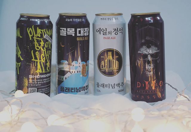 맛있는것만 먹는 the.포토 on Instagram: "#협찬 #디아블로맥주 #수제맥주 #술고래 #골목대장 #술스타그램 #에일의정석 #편의점신상 #플래티넘맥주 #맥주추천
#편의점맥주 #맥주🍻 

수제맥주회사인 플래티넘맥주에서
신상으로 나온♡ 맥주에요

거품도 풍부하고 목넘김도 부드러워서 너무 좋네요

홀짝홀짝~
기분좋게 꿀꺽꿀꺽☺️

"맥주의 정답을 찾다"

🍻 에일의정석
감귤과 자몽의 홉향이 느껴져
알싸함이 단맛쓴맛 
다느끼게 해주는 미국식 
✨️매운녀석 패일에일

🍻 술고래
향긋한 라임향이 느껴지는 높은 탄산감의 상큼함이 팡팡🥅🥊
라이트에일
✨️술이들어간댜~~~쭉쭉

🍻 골목대장
심플함속에 은은한 홉향
깔끔대장 골든에일
✨️가볍게 즐기기 좋은 맥주

🍻 디아블로 레드에일
호밀을 사용하여 진한 붉은빛 
홉과 아로마의 조화가 좋은
✨️매력쟁이 레드에일

다체로운 맛에따라~ 
원하는 맛을 골라먹을수있어서
너무 찐 개취~♡

↘️ 가까운 대형마트, 편의점에서
  구매 가능하니~♡ 
🔅맥주좋아하시는 분들은
  신상구입 놓치지마세욤🔅

⚠️ 영상 무단 배포 🚫 자체제작"