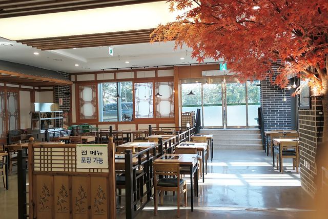 맛있는것만 먹는 the.포토 on Instagram: "#협찬 #춘하추동 #삼송하나로마트 #샘쿡의춘하추동 #고양시맛집 #덕양구맛집 #삼송동맛집 #하나로마트 #샤브칼국수 #모임하기좋은곳 #연말식사🍴

애 데리고 장보면 왜케 배가 고픈지
집에서 조리해서 먹자니
힘들고 이렇게 마트안에 맛집이 있으니
너무 좋네요~♡

브레이크타임 되기전인데
다행히 주문이 가능하다해서
식사를 할수 있었어요 
(^^)(_ _)(^^)(_ _)감사감사

샤브샤브에 들어가는 
칼국수면도 직접 반죽해서 하는 데라
쫄깃쫄깃✨️😊 자꾸 자꾸 면이들어가유

국물맛~
찐찐 육수네요♡완전 취향저격 🤩

야채도 많이 들어 있어서
먹는내내 부족함이 없었어요

양도많고
가격도 완전 저렴하공
거기다 맛까지 보장 되있으니

김치도 제가 좋아하는 매콤이라서
자꾸 자꾸 먹게 되더라구요

역시 칼국수는 김치가 한몫하잖아욤~♡

매장 분위기도 너무 좋고
넓어서 모임장소로도 손색 없을듯 싶어요

참고로 여긴 종업원이 로보트에요~
로보트 서빙이라서 신기방기+_+/
맛있는 식사 하라고ㅋㅋ말도 해주네요
친절한 로봇 종업원♡♥️

샤브칼국수말고도 
부대찌개도 있고 막국수도ㅇ있고
숯불고기도 있으니
다양하게 드셔 보셔도 좋을듯 싶어요^^

↘️ 샘쿡의춘하추동
경기 고양시 덕양구 동송로 20 
삼송하나로마트 1층

매일영업.
am.10:30 - pm.21:00
브레이크타임 am.15:30 - pm.16:30 
라스트오더 pm.20:30

⚠️ 영상 무단 배포 🚫 자체제작"
