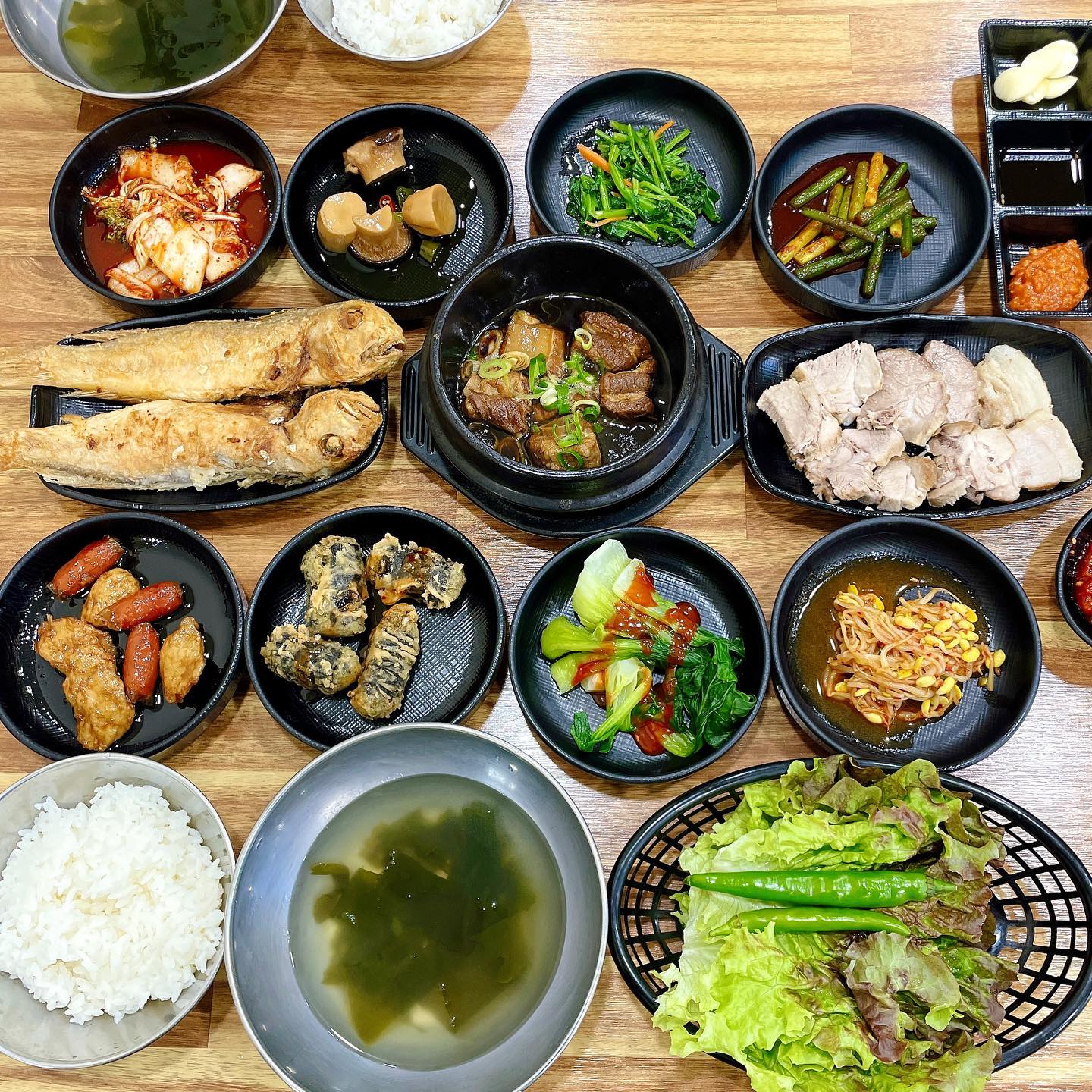 엄마가 해주신 푸짐한 집밥 생각날때 찾는 밥집🍚

나만알고싶은 갓성비맛집♥️❤️💛

🌀 민남매식당

✔️ 제주 제주시 남성로 20-1

✔️ 10:00 - 21:00 (매주월 정기휴무)
 14:50 - 17:00 브레이크타임

✔️ 민남매정식 1인 ₩9,000

🗣️ 우연히 공항근처 지나가다 저렴한가격보고 들어갔다가
 제입맛 저격당해서 벌써 3번이상 방문하고온곳 😁

정식 9000원에 
메인요리로 갈비찜+옥돔구이+수육 에다가 
날마다 바뀌는 9가지 반찬까지 .. ❤️ 

옥돔구이도 인당 1마리씩 나오고 🐟
심지어 반찬과 밥은 리필도 가능해요 🍚

추가 갈비찜이나 옥돔구이는 3000원이라는 착한가격!!
사장님 이렇게 퍼주셔서 남는게 있는지 걱정될정도에요 🥲 

간도 적당하고 항상 갈때마다 전부 맛있게 먹고오는곳〰️🫶🏻
오늘은 무슨 반찬이 나올지 기대하며 방문하게 되네여 👀
(사진1.2.3번 각각 다른날 찍은사진입니다)

웨이팅이 더 생길까바 나만 알고싶었던 
가정식 맛집이지만 공개합니다

혼밥도 가능하고 
웨이팅꿀팁으로 예써줄서기 어플로 미리줄서고 방문추천😉