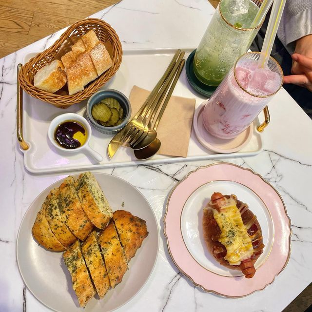 암스틸헝그리 on Instagram: "#카페몰로 #회기역
.
.
💙 메뉴
#버섯크림리조또 
버섯베이컨리조또라고 해도 될 정도로 베이컨이 많아요 ㅠㅠㅠㅠ 최고임 원래는 리조또랑 파스타 고르라고하면 당연히 파스타였는데 지금은 무조건 리조또 한입 먹자마자 와 했슴다 크림이 엄청 꾸덕하고 버섯이랑 잘어울리고 그냥 너무 맛있음 

#마늘바게트 #시오소시지 
여기는 카페 식당 빵집이 섞인 매장 느낌인데 양식 먹으면서 빵까지 같이 먹을 수 있다는게 너무 좋습니다 바게트 고르면 먹기 좋게 잘라서 주십니다 그리고 바게트가 정말 바삭했어요 이게 또 바게트의 매력이죠 겉부분은 바삭하고 딱딱한데 속은 말랑한 딱 그거입니다 시오소시지는 소시지빵인데 소시지 위 치즈랑 토핑이 빵이랑 너무 잘어울려요 강추

#청포도에이드 #딸기라떼 
청포도 건더기랑 딸기 알맹이 있는 음료입니다 참고하세여 청포도 특히추천 바게트랑 너무 잘어울림 

💙 매장 
위치는 회기역 도보 5분입니다 1번출구에서 올리브영쪽으로 쭉 걸어가면 바로 보입니다 골목 안들어가도돼요ㅠ
분위기는 앞서 말씀드린대로 카페+식당+빵집 느낌이라 스터디하시는분, 식사하시는분 등등 많았음 자유롭게 이용하시면 될 것 같아여 

다음에는 샌드위치 먹으러 꼭갈겁니다..

#광고#경희대브런치#경희대베이커리#경희대데이트#회기동브런치#회기동베이커리#회기동데이트#카페몰로#경희대파스타#회기동파스타#샹그리아#하이볼#콜키지프리#경희대하이볼#경희대샹그리아#회기샹그리아#회기맛집#경희대맛집#회기베이커리#경희대맛집 #먹팔 #먹팔맞팔 #맞팔 #먹스타그램 #선팔맞팔"