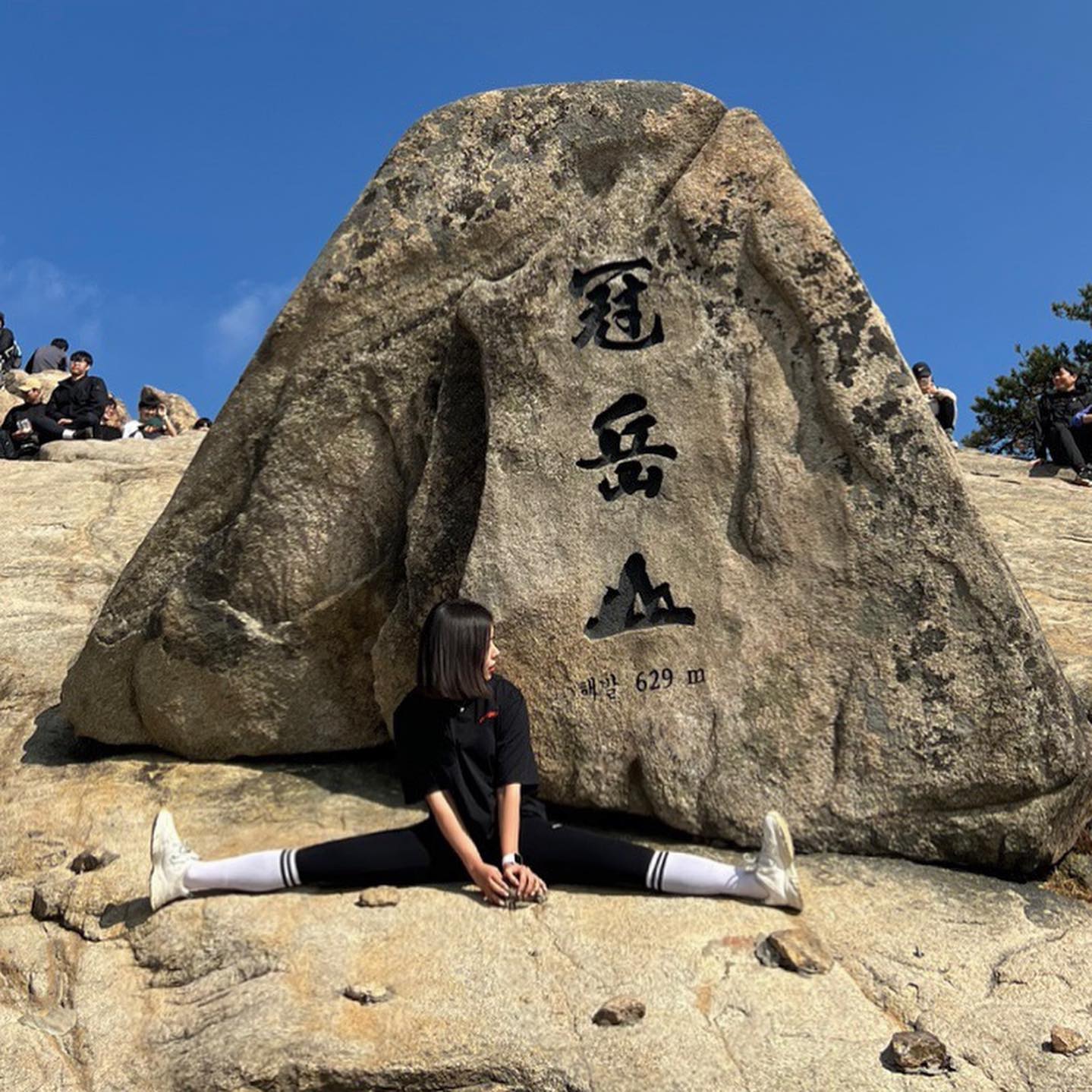 등산도장깨기 ᖰᙏ̤̫ᖳ

8번째⛰: 관악산 연주대
신림선 관악산역에서 내리면 
바로 초행길이 보여서 
너무 편했습니다!!
하지만 그만큼 주말에
사람이 엄청 많이 온다는것을
뒤늦게 알았습니다..🫠

좁은 산길에서 관악산 연주대
사진을 찍기위해
40분정도를 줄서서 기다림ㅎㅎ

주말에 가시는분들은
꼭꼭.. 일찍가세요
저는 아침 9시에 등산 시작했는데
위에 올라가니 사람들 
엄청 많았습니다😇😇

소요시간 : 왕복 3시간 50분 
중간에 틈틈히 쉬면서 올라가서
조금 오래걸렸습니다ㅠ.ㅠ
하지만 화장실도 많고 안전하게
길도 잘되어있어서 강추!!

#다리찢기 #관악산 #연주대 
#등산 #다음엔어디갈까