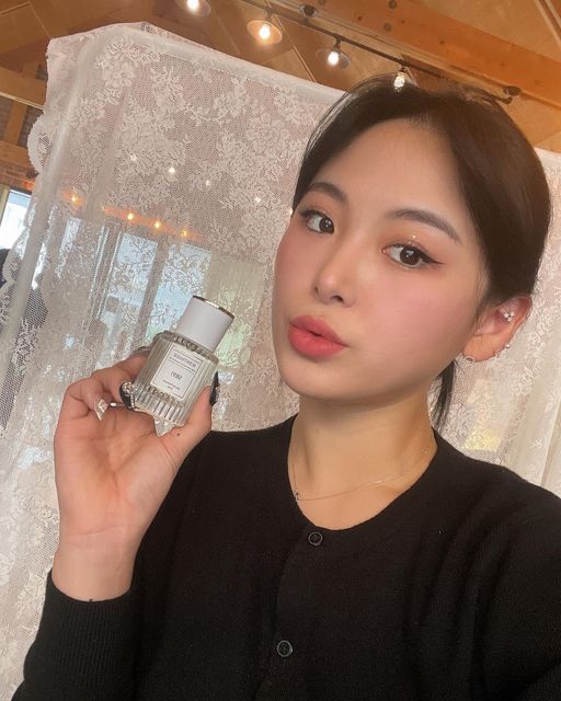 정혜주 on Instagram: "#협찬 . . . 난 인위적인 향이 싫어서 향수를 잘 안뿌린다, 뿌려도 비누 풀 꽃 이런 자연적인(?) 향을 선호하는 편이다. 다른사람은 괜찮은데, 나 한정 달달한 향은 별로 좋