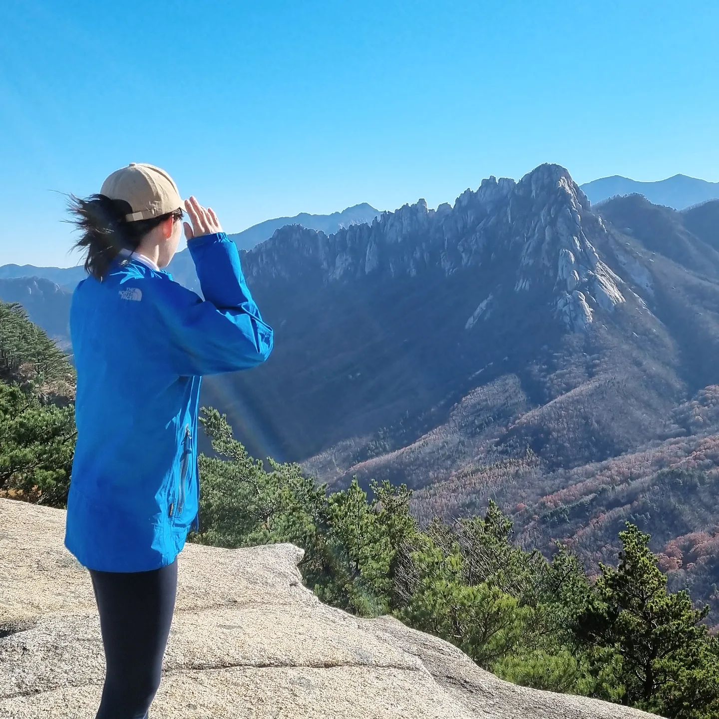 울산바위야 안녕 👋 ⛰️ 
.
.
.
.
.
.
#등린이 #금강산신선대 #화암사
#강원도여행 #등산스타그램 #속초여행 #hiking #노스페이스 #아웃도어 #울산바위#등산