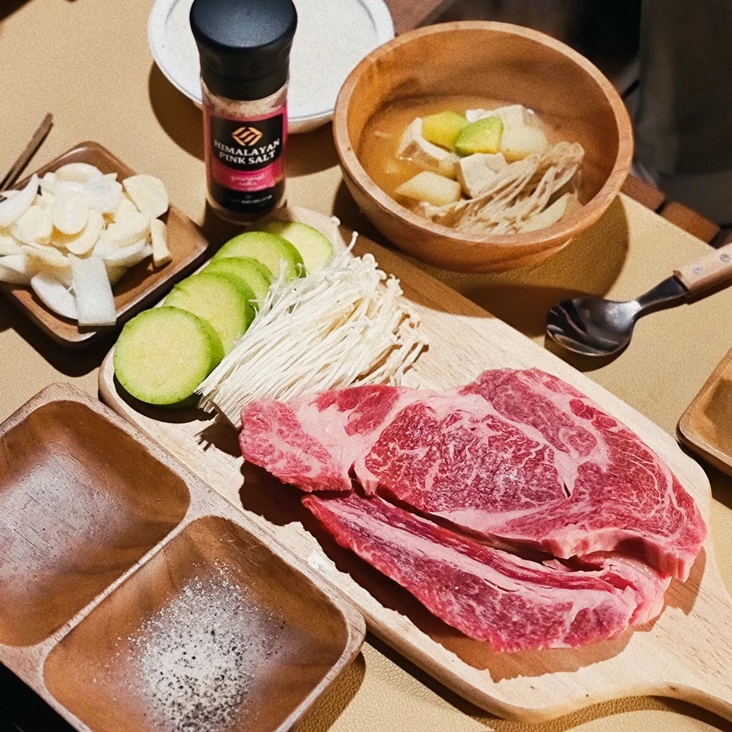 ⠀⠀⠀⠀
⠀⠀⠀⠀⠀⠀
역시 한우🥩👍
역시 캠핑은 고기😍

실망시키지 않는 
이마트트레이더스 꼬기!

간만에 위장에 기름칠
제대로 해줬어요😋

#새로 마셔보고 싶었는데
부드럽고 알콜향도 별로 안세서
술이 꼴딱꼴딱 잘 넘어가는게
완전 내스타일 쏘쥬🍶

그나저나 주말도 벌써 끝
내일은 출근💧

다음주도 화이팅😊👊
⠀⠀⠀⠀⠀⠀
⠀⠀⠀⠀