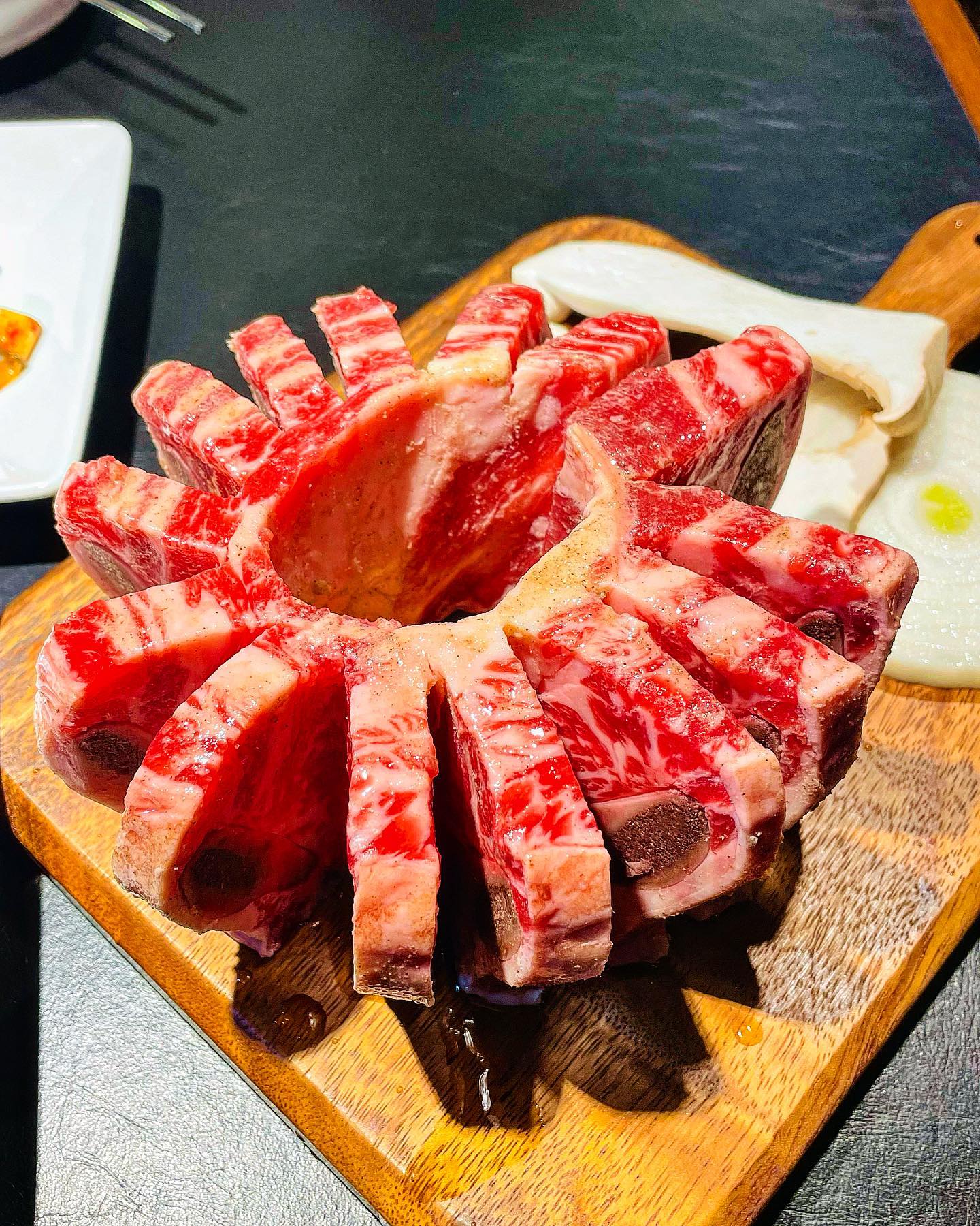 #합정맛집 ❤️‍🔥합정 신맛집❤️‍🔥 #연막탄 

연막탄 개발메뉴 원갈비 !
LA갈비보다 고급인 원갈비
뼈대가 정말 연하고 마블링까지 뚜렸한 싱싱함🥹

연막탄에만 있는 백씨네 7색 김밥 
거짓말없이 이렇게 큰 김밥 처음 봄
반반 나눠서 고기 올려 먹으면 딱 좋다.
야채만 들어있는 김밥이라 다이어트 +건강식 김밥같다😝

연탄에 구워먹어 고기 불맛이 더 잘 느껴진다.
고기,김밥을 먹고 마지막은 최씨네 한우 된장찌개를 주문했다.
집에서 끓여먹는 찌개 맛이라 밥 두공기 먹음🫶

합정 먹자골목에 있어 찾기도 싶고 고기 좋아한다면 추천한다✌🏻
.
.
.
#합정역맛집 #홍대맛집 #합정역고기집 #합장핫플 #합정데이트 #합정술집 #합정갈비맛집 #홍대맛집 #홍대입구역맛집 #홍대고기집 #홍대데이트 #홍대핫플 #홍대역맛집 #서교동맛집 #원갈비 #고기맛집 #갈비맛집 #먹스타그램 #먹스타맞팔 #먹스타 #likeforlikes #좋반