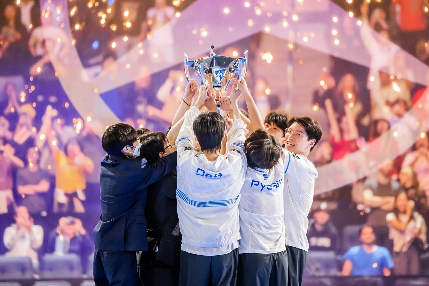 2022 롤드컵 우승 축하해💙
이번년도는 DRX 너희꺼야 
힘든시기도 있었지만 잘 이겨내고 단단해져서 정상까지 올라온거 같아 
그동안의 노력이 보상이 되었길🙏🏻 
오늘 제일 높은곳에서 반짝반짝 빛나는게 너무 멋있었다 이순간을 즐기고 그 누구보다 행복했으면 좋겠어💙
DRX 응원할수있는 팬이라 너무좋고 뿌듯해요 “나 롤드컵 우승팀 팬이야~”
무슨 말이 더 필요해! 너희가 최고!! 행복만하자💙 
세최팀 팬은 이제 편하게 자요🥰
