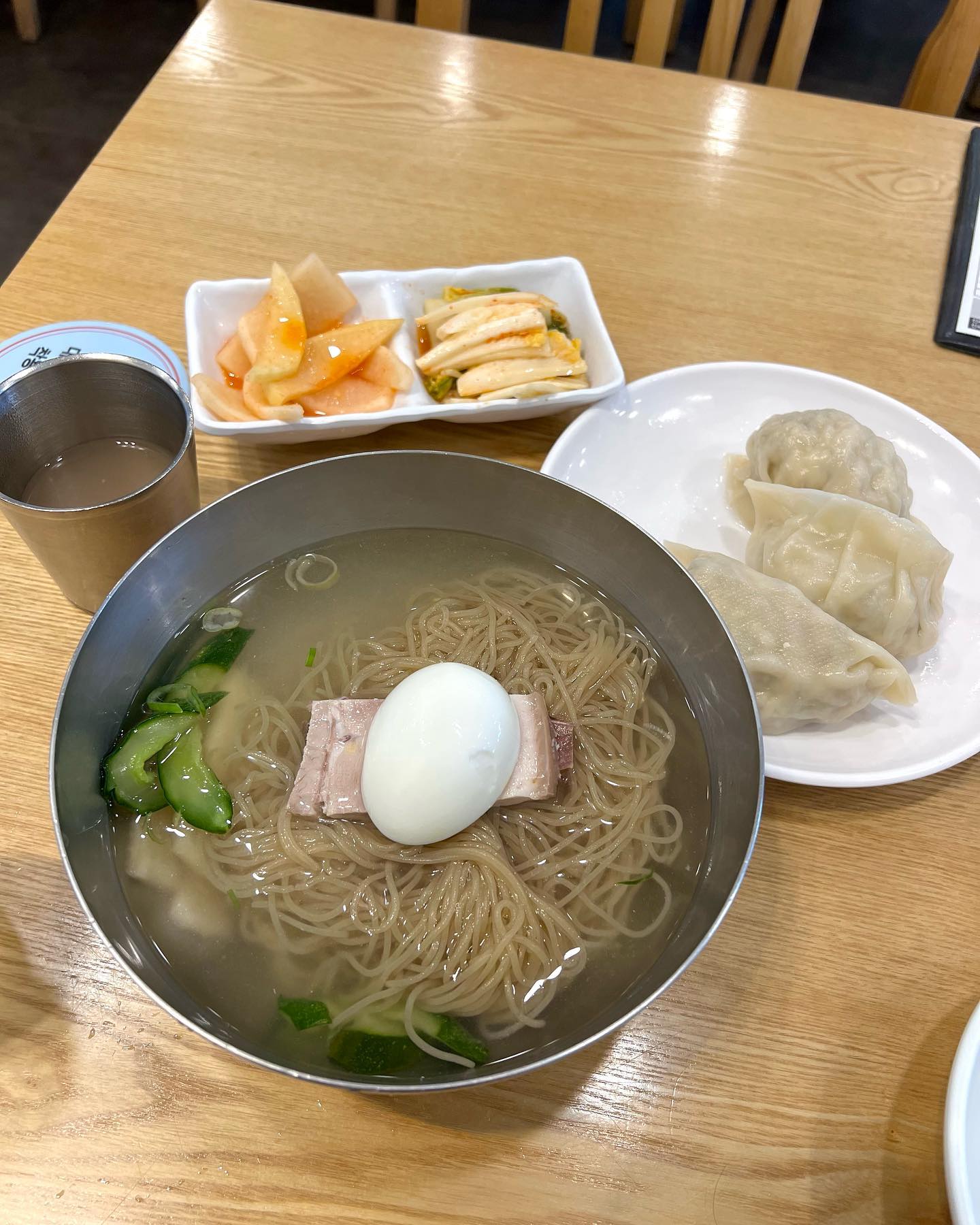 #서울맛집 #먹킷_서초
가게명 : #평양면옥
주소 : 서울 서초구 신반포로 176 신세계백화점 11층
메뉴 : 전통평양냉면(13000), 접시만두 반(8000)

✔️처음 먹어봤는데 생각보다 슴슴했던 평양냉면이에요. 전 그냥 냉면이 더 맛있는걸로..