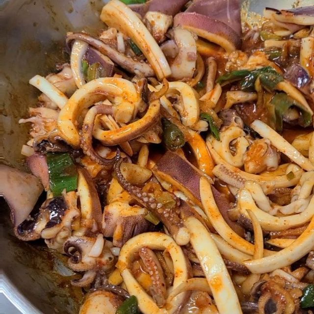 아빠가 만든 나무그릇으로 식탁을 차려요🥘 on Instagram: "#협찬 #끼닛 #꼬들무불오징어 이름그대로 꼬독꼬독하게 씹히는 꼬들무가 들어 쫄깃한 오징어와 잘 어울리는 불오징어예요🦑 저는