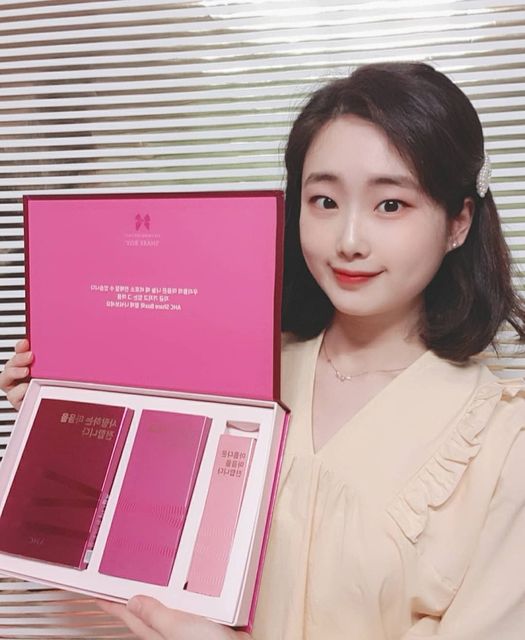 은지 on Instagram: "모두 AHC하세요🙋‍♀️ . #AHC#쉐어박스#강추 #리얼아이크림포페이스"