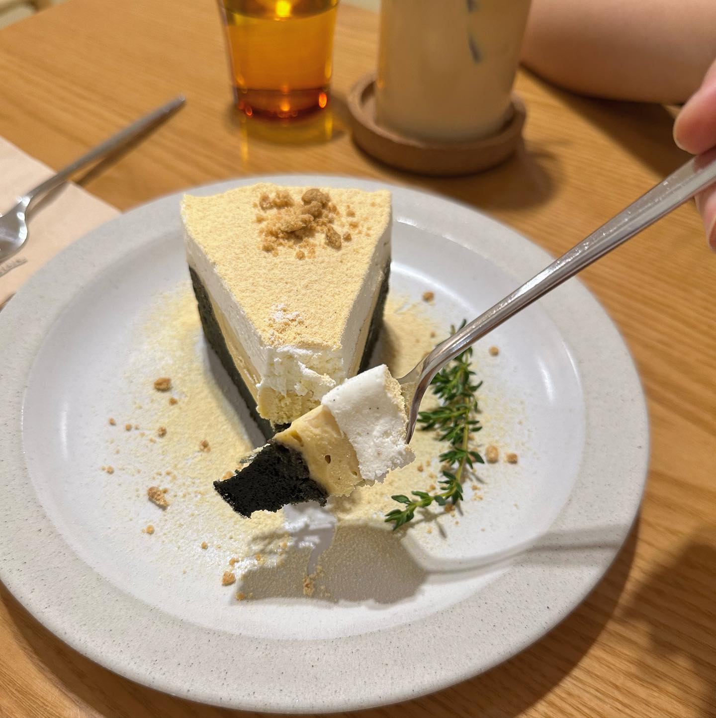 참 좋아하던 카페를, 나의 행복을 나만큼이나 응원해주던 이와 함께 가서 감사한 시간이었다. 여전히 커피가 맛있고 언제나 따뜻한 그곳에서 오랜만에 만난 내가 어딘가 모르게 더 편안하고 부드러워진 것 같아보인다는 말을 들어 더 감사했다. 
-
비로소 내 자신을 조금 더 사랑하고 존중할 수 있게 만드는 나의 사람들과 시간들이 어느 것 하나 당연한 것이 없음을 늘 기억해야지. 두고 두고 감사해야지.