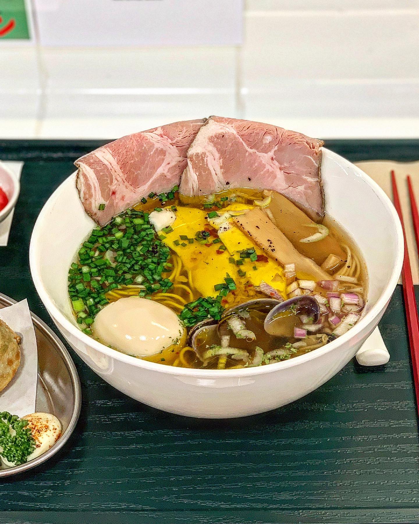 특별한 라멘을 만날 수 있는 라멘전문점 콘부!!

을지로 좁은 골목
점심에 라멘, 저녁에 술, 오뎅, 소요리를 파는 끼니와 술을 같이 해결할 수 있는 술집 라멘사카바 ‘콘부’
(콘부 소개글 인용)

라멘야 콘부로 다시 태어나 현대백화점 목동점과 더 현대 서울에 자리 잡았어요! 

두 번의 방문에 걸쳐서 세 개의 메뉴를 모두 먹어봤는데,,, 봉골레 쇼유와 바질 프로마쥬라는 이름처럼 특색있는 맛을 가졌지만 거부감 전혀 들지 않는 라멘이었고 완전 추천이라구요♥♥

카라구치는 매운 맛 봉골레 쇼유 라멘이라고 보면 되는데 별로 맵지않고 부드러우면서 깔끔한 정도!? 해장으로 굳굳입니다

아게교자도 사실 특별한 맛은 아니지만 엄청엄청 커다랗고 바삭한 식감때문에 좋았어요 ㅎㅎ

#염댕로드
재방문의사 : 있음! 근데 사카바 콘부(본점)가 더 가고 싶긴 함 ㅠ

콘부 (라멘전문점)
주소 : 현대백화점 목동점, 더현대서울
메뉴 : 봉골레 쇼유(11,000)/ 카라구치 쇼유(12,000)/ 바질 프로마쥬(12,000)/ 아게교자(4,000)

#라멘야 #라멘사카바 #콘부라멘 #더현대서울맛집 #목동현대백화점맛집 #여의도맛집 #오목교맛집 #목동맛집 #라멘집추천 #라멘맛집