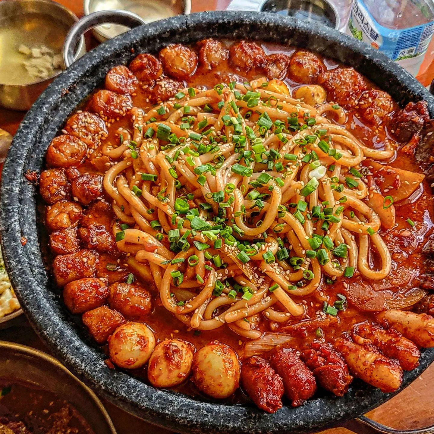 | 안녕부산
⠀
서울대입구로 자주 가는 직원들이 추천해준 찐맛집.
샤로수길에서 안먹으면 유죄라고, 웨이팅 필수이니 꼭 브레이킹타임 끝나가기전에 먼저 줄 서라고 조언받아 4시반부터 줄 섰다.
가게 내부가 협소해서 한번에 많은팀이 못들어가기 때문에 웨이팅은 필수!
⠀
사실 양념대창과 육회밀면은 안어울릴 수가 있는데
실제로 먹어보면 조합이 미친다.... 의외로 대창보다 육회밀면이 더 맛있다는 의견이 있을정도!!!
⠀
최대 4명까지만 먹을 수 있고 대부분 2-3명 손님이기 때문에
4명이서 대(大）하나는 양이 적다.
4명은 무조건 양념대창 대 + 육회밀면이 필수!
⠀
양념 자체가 맛있어서 우동/당면 사리 모두 맛있다!
대창이 많은 편은 아니지만 또 방문하고 싶은곳 ㅜㅜ
대창이 통실통실한데 양념 덕분에 1도 느끼하지가 않음!
⠀
📍서울 관악구 관악로14길 45 1층
✔️ 화요일 휴무, 15-17시 브레이크타임
✔️ 양념대창 대 41,000원 / 육회밀면 11,000
✔️ 볶음밥은 리뷰이벤트로 먹기!