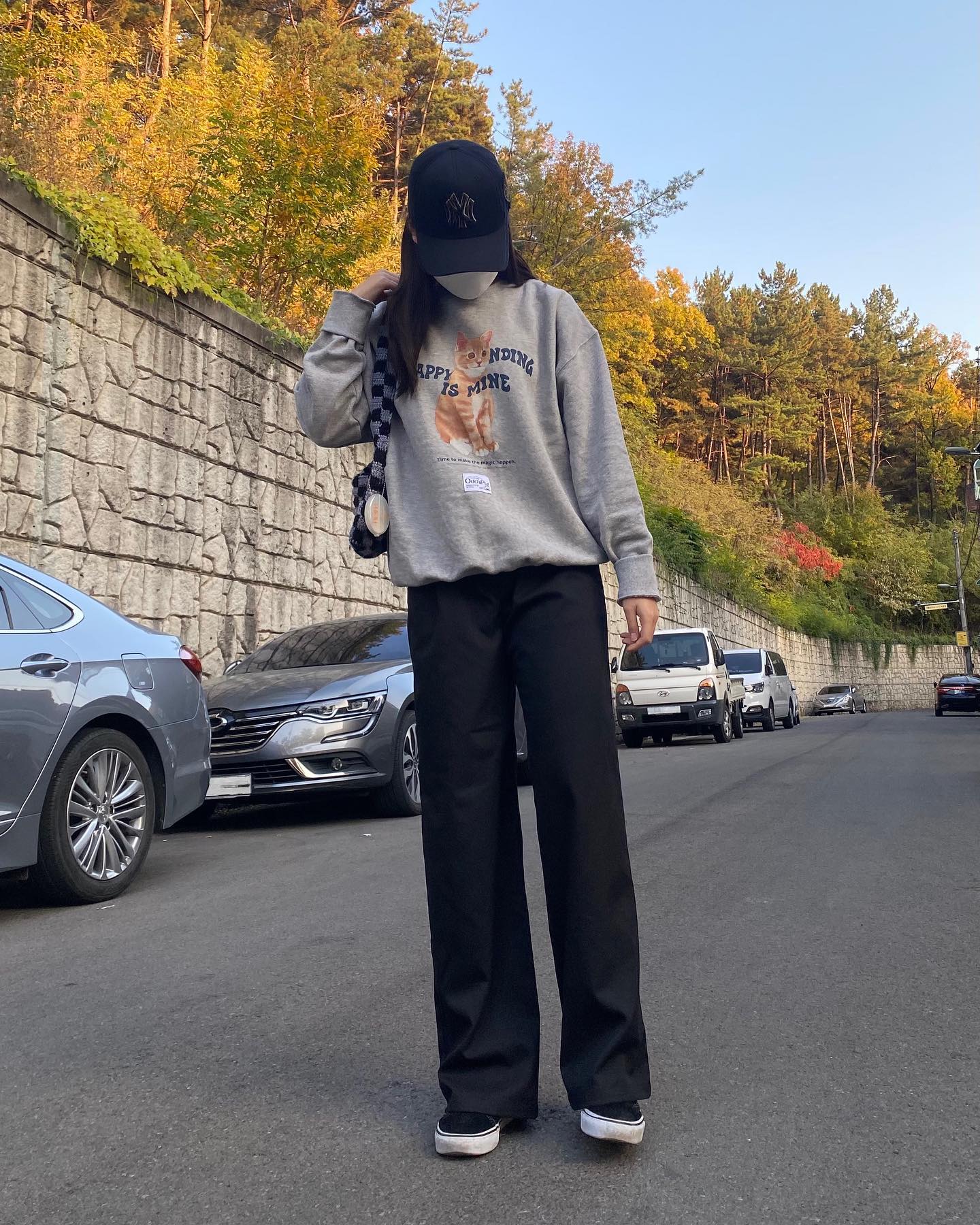 #이벤트당첨 #협찬
좋은기회로 heim 맨투맨을 입어보게되었는데요!
여리하게 떨어지는 핏에 소재도 부드럽고 무엇보다 프린팅이 너무 귀여워서 만족하는 제품입니당🤍

✔️해피엔딩이즈마인 웨이브 오드칩 스웨트셔츠
heim_official 
➖가오리+오버사이즈로 여리여리한 핏!
➖고양이 프린팅으로 귀여움!
➖기모원단에 부드러운 소재!
➖드롭숄더로 부해보이지 않는 어깨!
➕지금 구매시 귀여운 오드칩 동전지갑 증정!

#해피엔딩이즈마인 #해임 #heim #happyendingismine #맨투맨추천