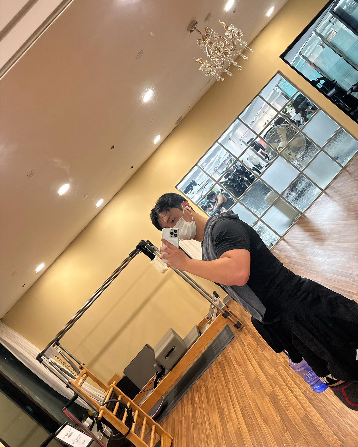 무릎 상태가 안 좋아서 무게를 칠 수 없으니
개수와 세트 수로 조져야지 💪

레그 익스텐션 5set
레그 프레스 6set
중량 스쿼트 5set
런지 5set
레그컬 4set

da_nam_9787