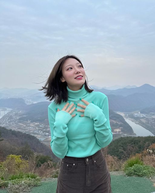 𝐉𝐮𝐡𝐞𝐞 | 주 희 on Instagram: "#협찬 날씨가 흐리다면 네일로 셀프 비비드해지기💎 네일 안하기로 유명한 리주희,, 붙이는 네일은 종종 하는데 이렇게 붙인 것 같지 않은 얇은 느낌은