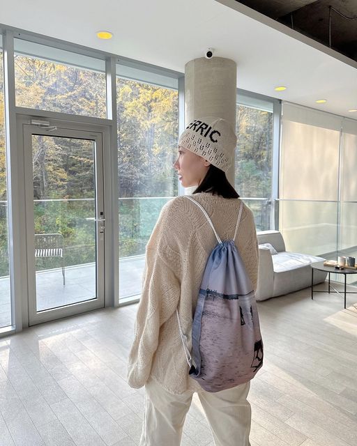 𝐉𝐮𝐡𝐞𝐞 | 주 희 on Instagram: "#협찬 (웰컴 기프트백) 등으로 해변 메고 다니기◜◡◝ 한손으로 툭 들어도 힙해힙해•• 이런 게 스트링백의 매력인가요! 보부상인 저에게 아주 실용적