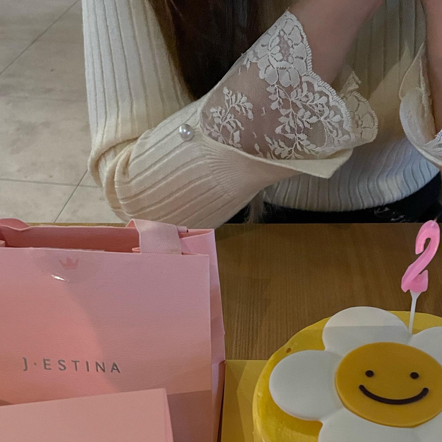 이런 시련이 또 올까 싶을 정도로 -그래 백 세 인생 언젠간 더한 걸 맞닥트릴 수도 있겠지- 너무너무 힘에 부친 나날들이었다
과하다 싶을 정도의 공감 능력을 가진 사람으로서 현장에서 패닉에 빠져 아무것도 돕지 못했다는 무력감, 나와 다를 바 없이 행복을 찾으러 왔다 별이 된 망자에 대한 애통함, 그러게 거길 왜 갔냐는 2차 가해에 대한 괴로움, 삶에 대한 실존적인 허망함 등 아직까지도 만감이 머릿속을 헤집어 밤잠을 설친다

일상생활이 어려울 정도로 PTSD를 겪어 친구 집 친척 집을 전전하며 일주일을 보냈지만 이마저도 사실은 기적 같은 선물이 아닌가 하는 생각이 들며 방구석에서 자판을 두드리고 있는 꼴을 보아하니 이제 살만한가 보다 하는 기대가 든다

이런 나를 심연에서 꺼내 이른 생일파티를 열어준 현지 앞에서 두 눈 감고 두 손 모아 생각해 보니 기꺼이 침대 한 귀퉁이를 내어주신 분들과 먼발치에서도 걱정해 주시고 위로해 주신 분들 그리고 차마 폐를 끼치게 될까 응석 부리지 않은 사람들 마저 그냥 무사히 존재해 주는 게 한없이 고마웠다 고맙다