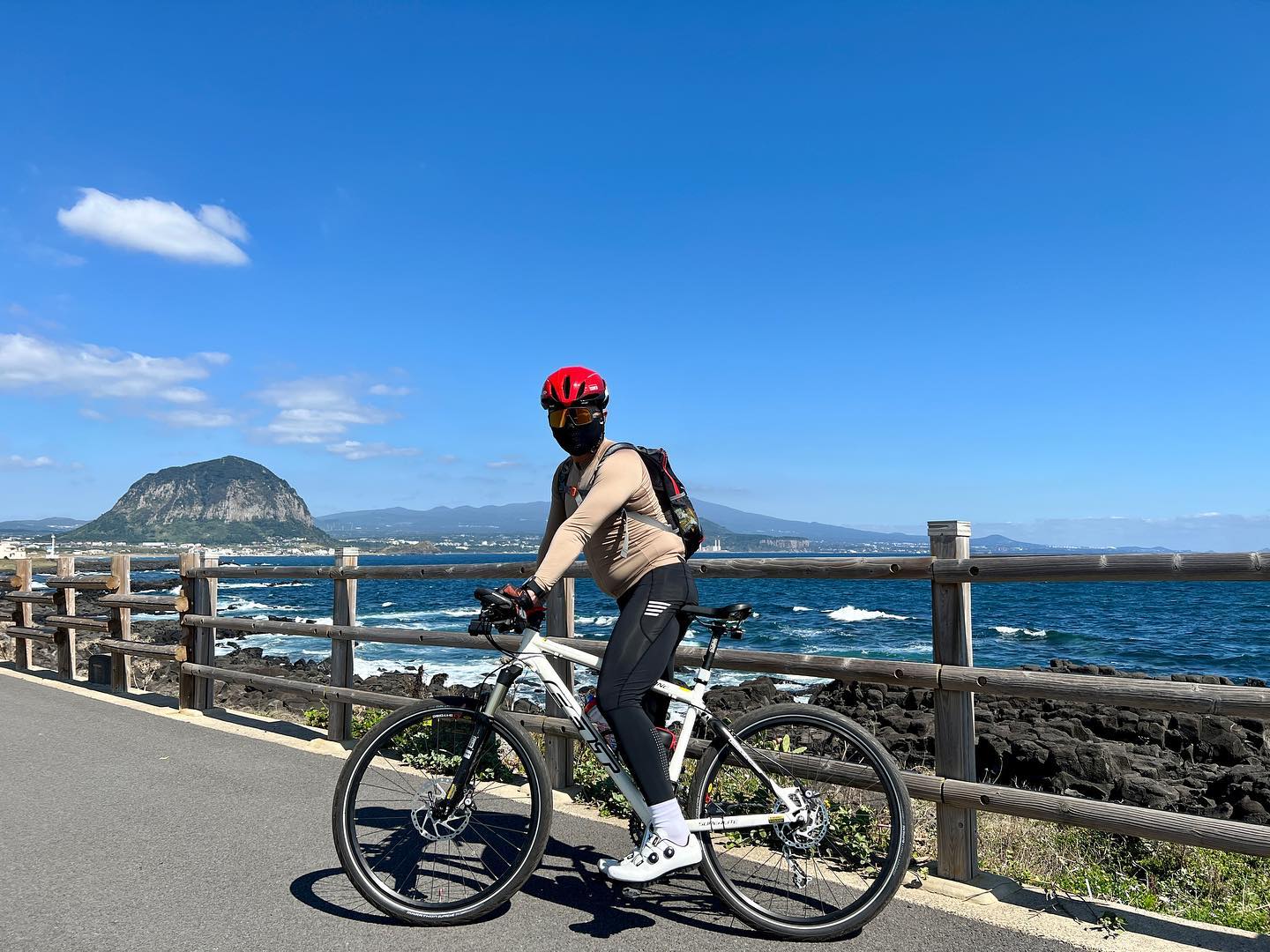 제주 환상자전거길 1일차
용두암, 다락쉼터, 해거름마을, 송악산, 법환바당까지 총 110km 완주

#제주도 #제주환상자전거길 
#제주자전거여행 #자전거타는여자 
#자전거타는남자 #제주도여행 
#제주도인증센터 #용두암인증센터 
#다락쉼터인증센터 #해거름마을공원인증센터 
#송악산인증센터 #법환바당인증센터