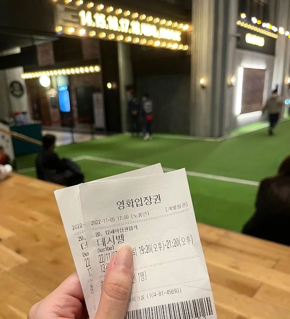 하하하호호맘 on Instagram: "#광고 #데시벨 이런 장르의 영화는 크게 볼때 더 짜릿!💥 올해 본 영화 중 단연 손 꼽는 작품! 스토리 배우 볼거리 연기 천재들 총집합!~~ 저는 별점 5개 만점에 5개