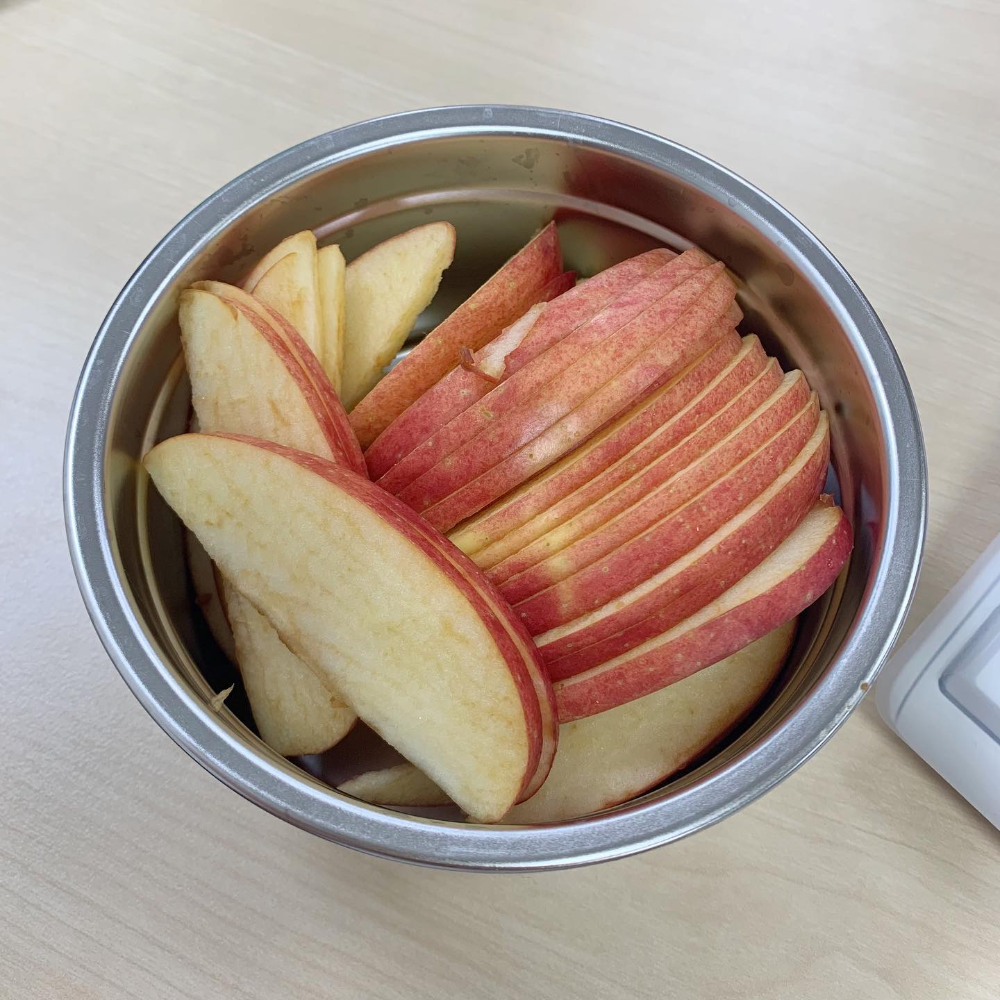 야근으로 탈탈 털리고 있는 다이어터 멜모입니당!
-
진짜 국물 포기 모태!!!!!!!!!
연어덮밥과 김치고등어찜 중에 고민했는데… 하 사케동 증맬루 좋아하는건데요.
근데 막 먹을 생각하니까 뱃속이 차갑고 허하고….고등어김치찜 정도는 돼줘야 밥먹은 거 같지 않겠습니까….
저는 한국인이니께요🫢🫢
-
✔️아침 : 사과 + 아아
✔️점심 : 고등어김치찜
✔️간식: 짠거 먹었으니 단거 먹어야 하는 사이언스 때문이 베라 쥬니어 더블? 컵 
🍦🍨🍧
(엄마는 외계인이랑 바람과함께 사라지다 먹었는데요. 먹다보니 단일 민쵸로 할걸…급 후회…)
✔️저녁: 양심문제로 패스
-
아니 그런데 여러분들은 민초파인가요 반민초파인가요?
제 주변엔 올…민초파……🤔🤔
-
#직장인다이어터 #직장인다이어트 #키작녀다이어트 #고도비만다이어터 #30대다이어트 #살빼자그램🐷