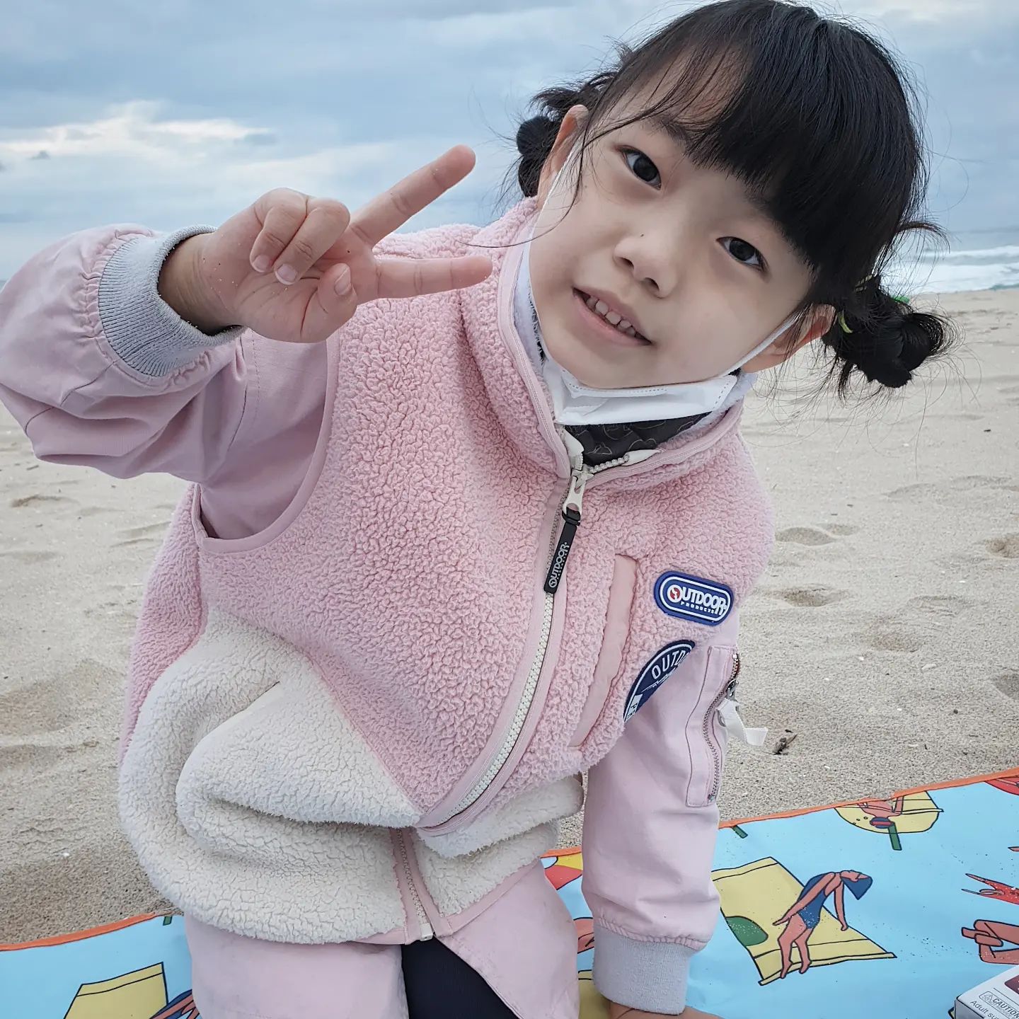 아이돌이세요?
왠지 모르게 아이돌 느낌 뿜뿜하는 예서 😆💕
.
.
.
#집구석아이돌 #방구석아이돌 #넌나의연예인 #귀요미 #7살딸 #뽀시래기 #딸맘