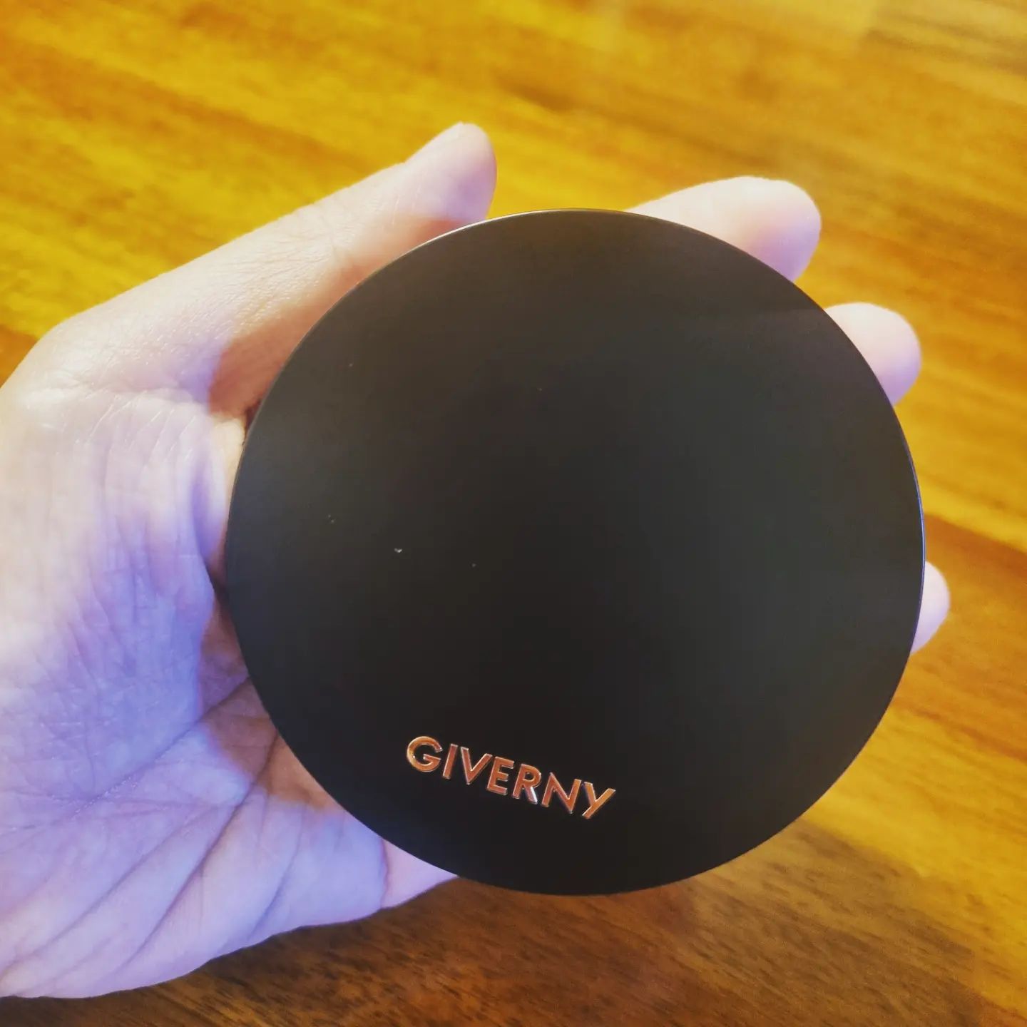 #협찬 X giverny_korea

피부가 부쩍 예민해져서 그런지 기존에 쓰던 메이크업 제품들이 답답해지기 시작하니 트러블이 올라와 걱정이기 시작 했는데~

지베르니 고밀착 시그니처 파운데이션이 쿠션으로 새롭게 나왔다고해서 사용 해보았어요~

블랙에 로즈골드로 고급스러워 보이쥬~?

매트한 타입을 좋아해서 파우더로 마무리 하곤 하는데 지베르니 고밀착 시그니처 쿠션은 새틴매트 제형으로 가볍게 밀착 되서 좋았어요~

피부에 얇게 올리고 올려도 부담 없고 피부가 답답하지 않고 편안하니 굳~

레이어링 하기 좋네요~ 

#지베르니 #고밀착시그니처쿠션 #지베르니쿠션 #고밀착쿠션 #쿠션 #쿠션추천 #쿠션파데 #쿠션파데추천 #쿠션팩트 #쿠션팩트추천 #쿠션커버 #베이스메이크업 #쿠션맛집 #밀착쿠션