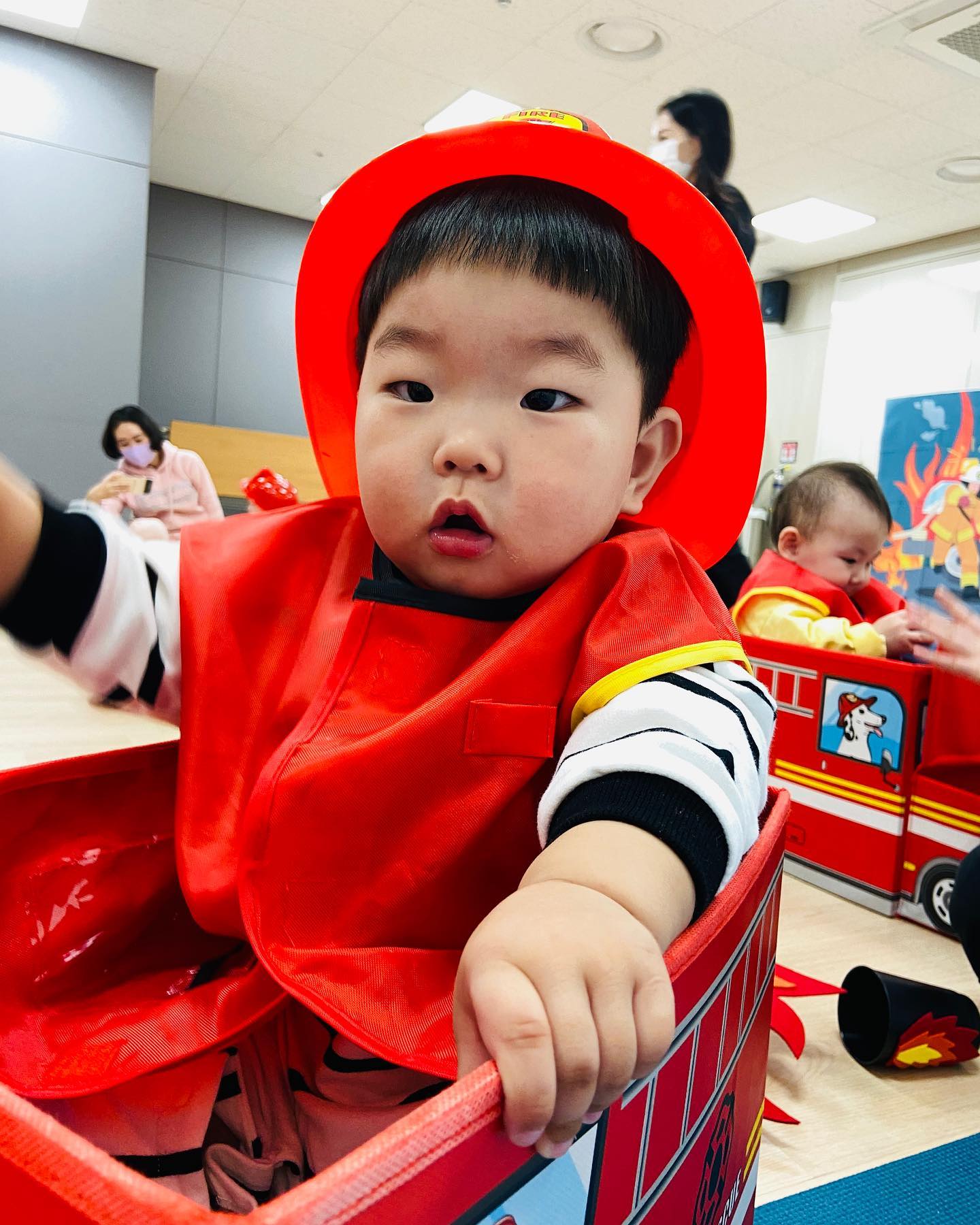 🍂가을학기🍁

9번째수업 🔥119 소방관🔥

내일 11월 9일은 소방의날이래요!
무려 60주년의 소방의날이랍니다!!
화재 및 안전사고에 대한 경각심과 이해를 높이고 화재를 사전에 예방하기 위해 제정된 날이랍니다!
꼭꼭 기억하기!!

#포시즌플레이 #포시즌플레이오감놀이 #나랑노랑 #나랑노랑오감놀이 #문화센터 #문센데이 #가을학기 #아홉번째놀 #불이야불이야 #아기소방관 #소방의날 #소방차타고출동 #60주년소방의날