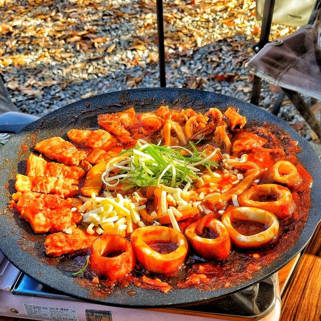 먹스타 사각❣️❣️ on Instagram: "#광고 안녕하세요❤️ 캠핑에서 즐기는 빨간맛 !! 끼닛 꼬들무불오징어볶음을 먹어보았습니다 ⛺️ 캠핑가서 한입 먹어보고 진짜 깜짝 놀라버린.. 진짜 진
